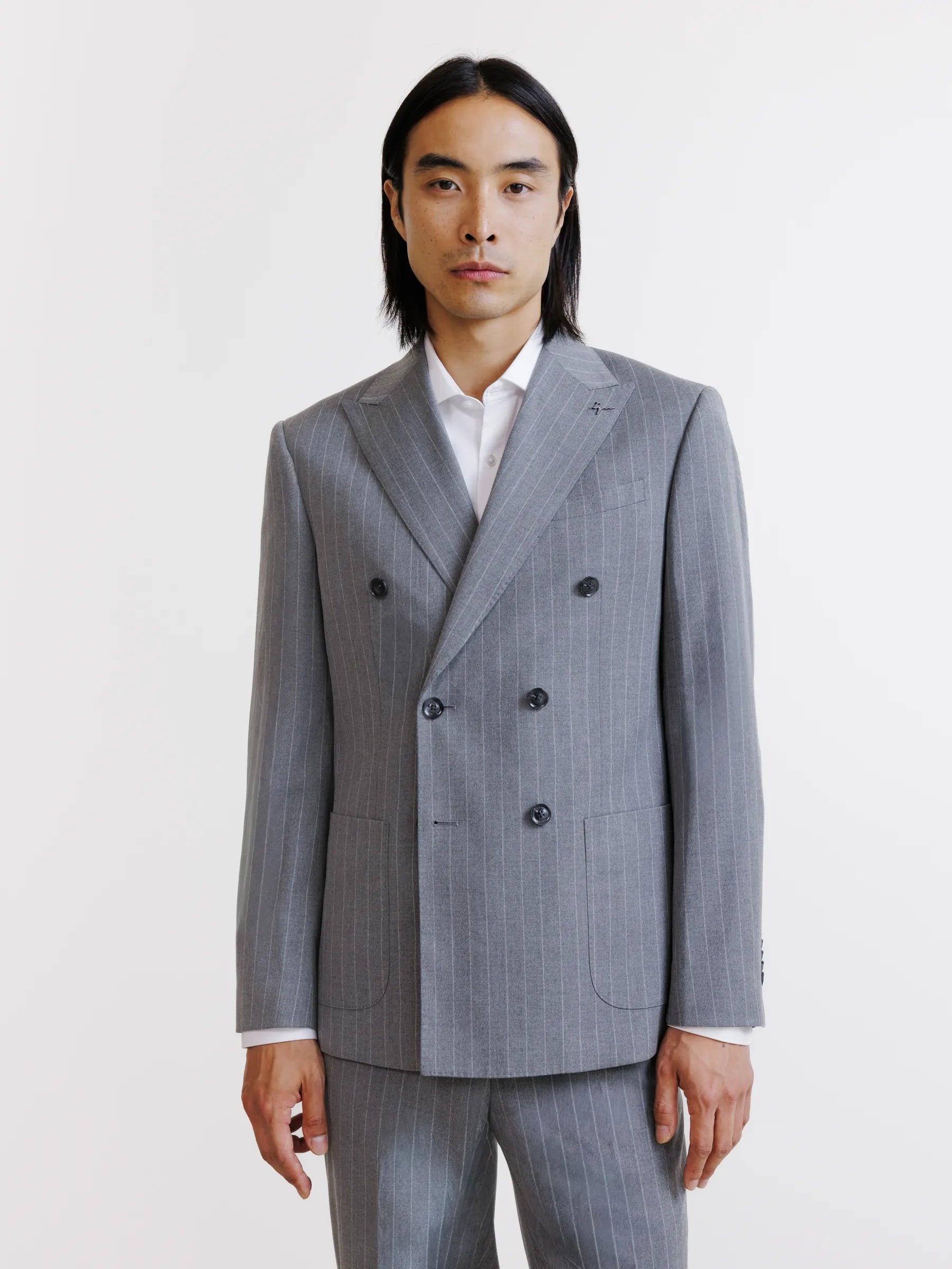Costume croisé rayé gris