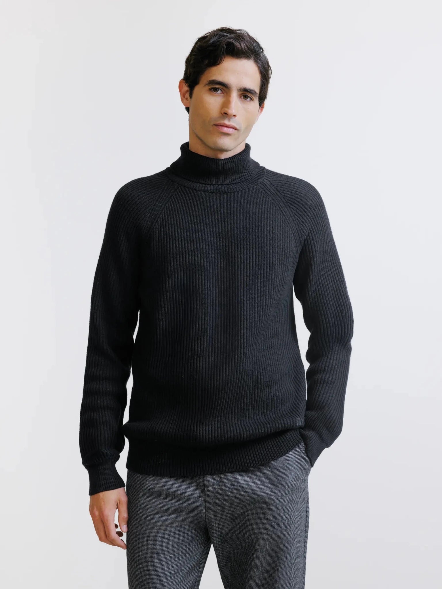 Pull col roulé en maille côtelée noir - IZAC