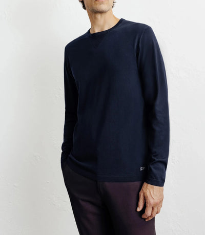 Long-sleeved round-neck navy knit sweater