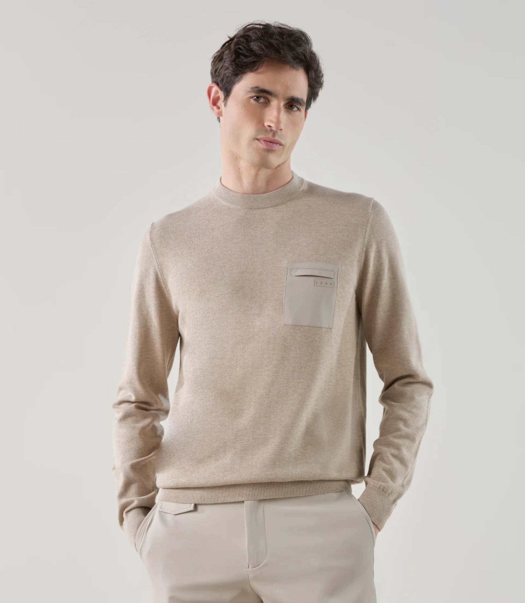 Pull col rond avec poche bi - matière beige - IZAC