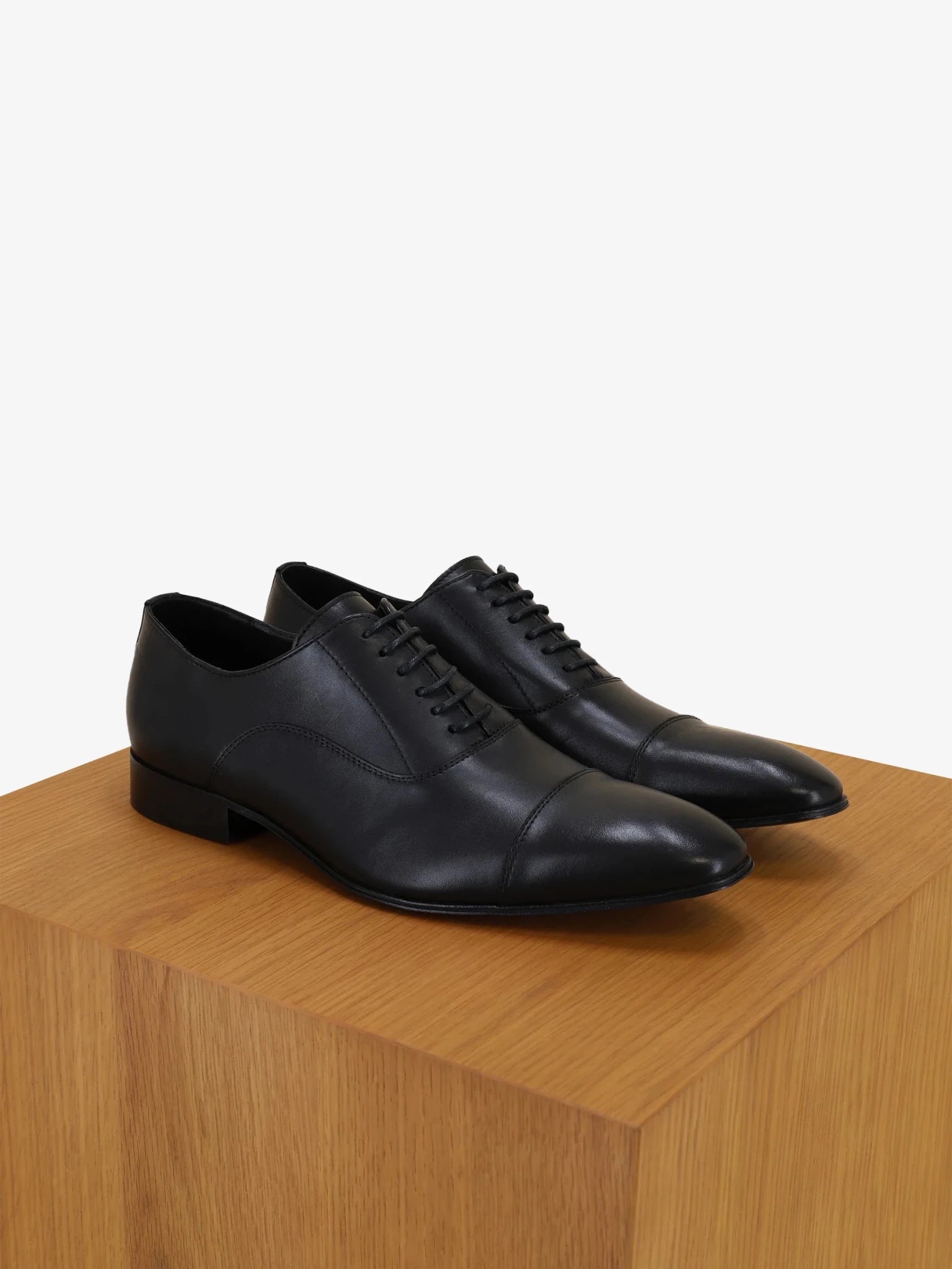 Black leather richelieu shoes
