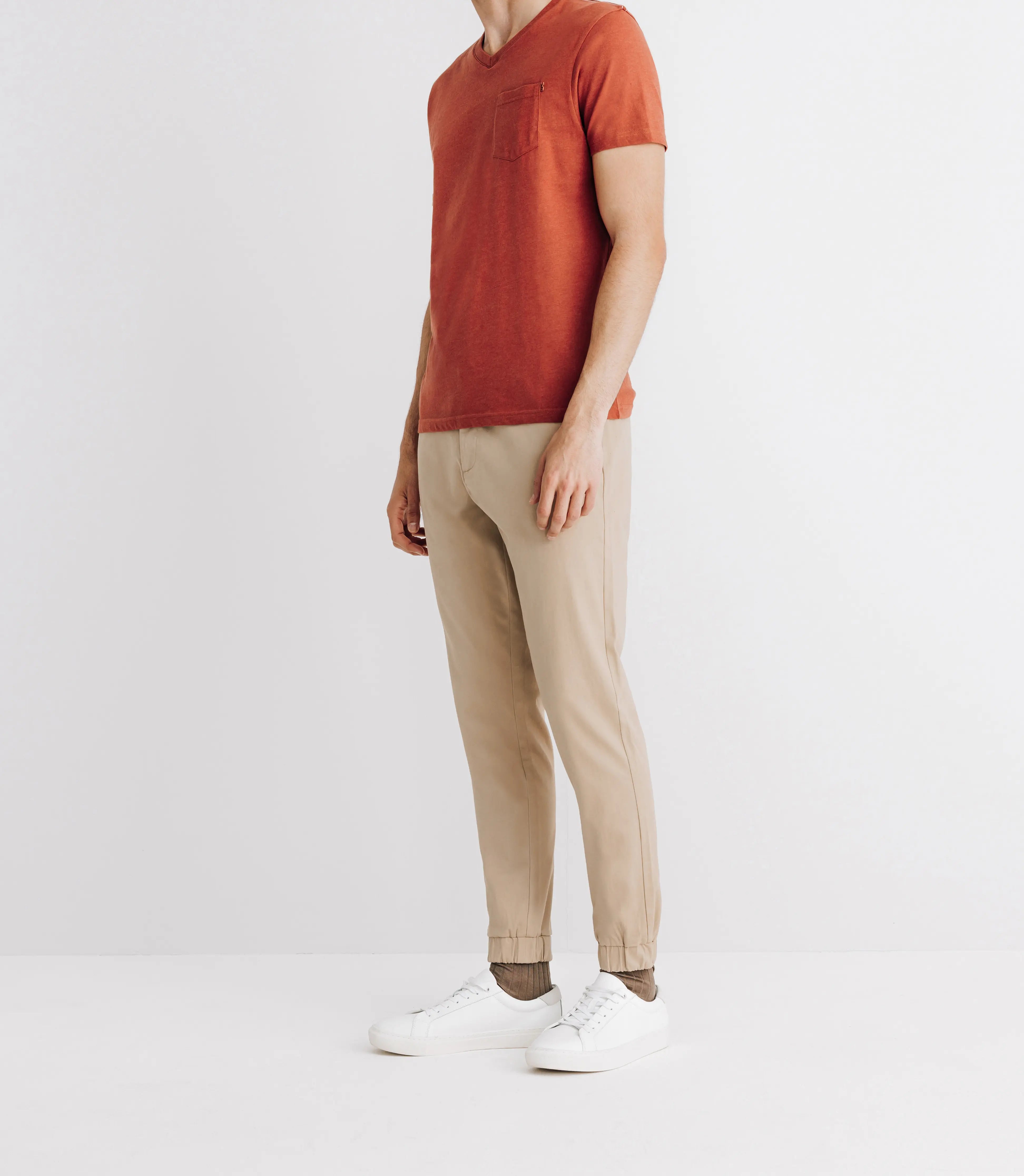 T-shirt col V avec poche rouge - IZAC