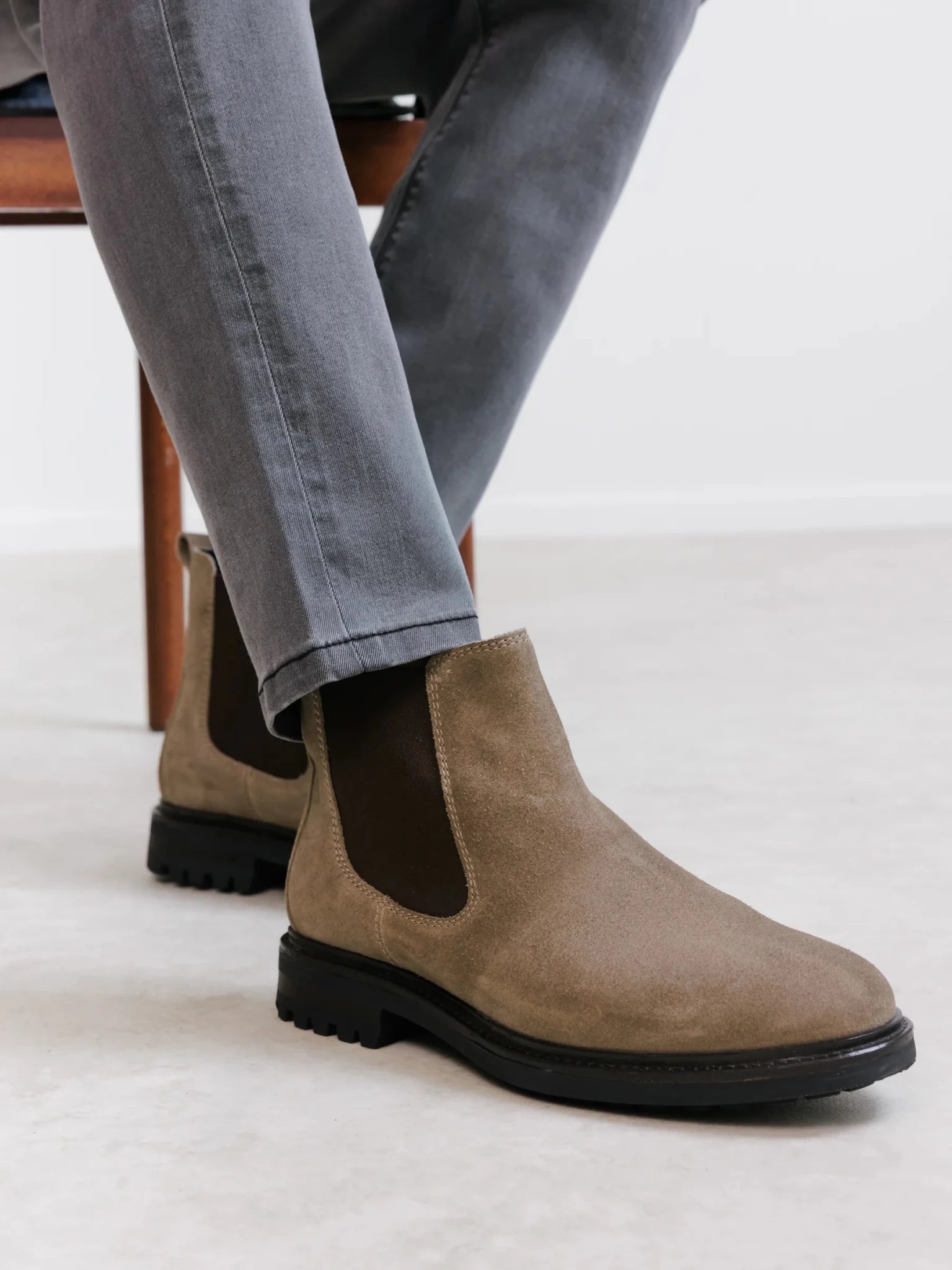 Bottines chelsea en suède taupe - IZAC
