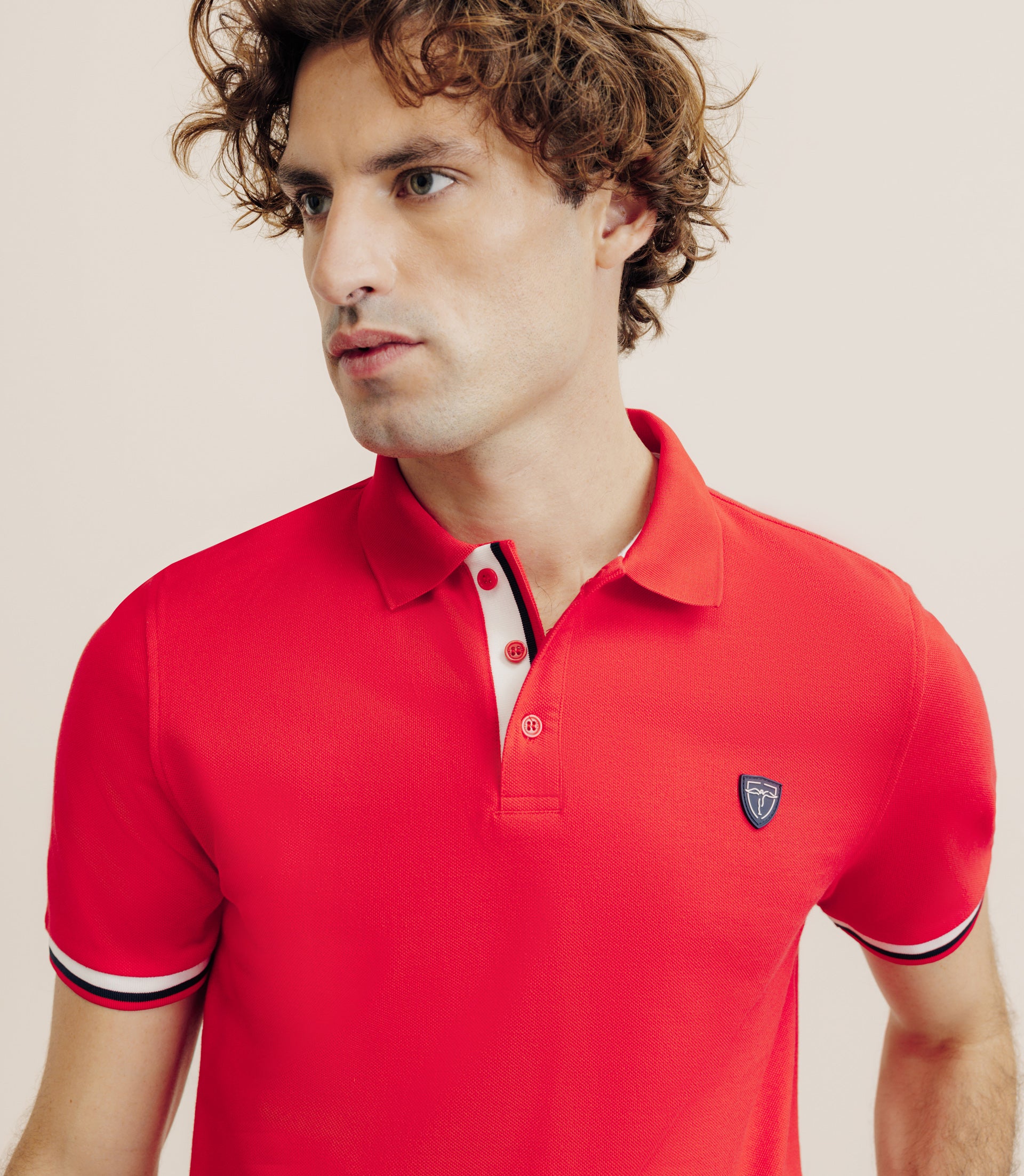 Polo à contraste rouge