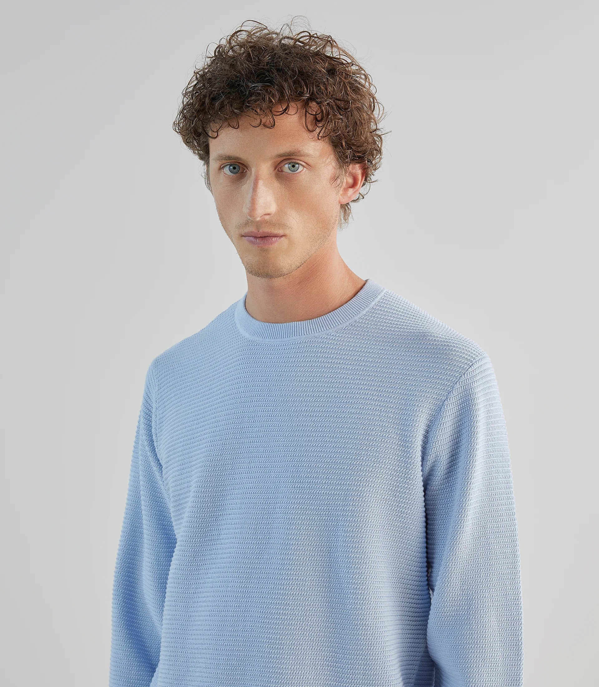 Pull col rond en jeu de points bleu ciel - IZAC