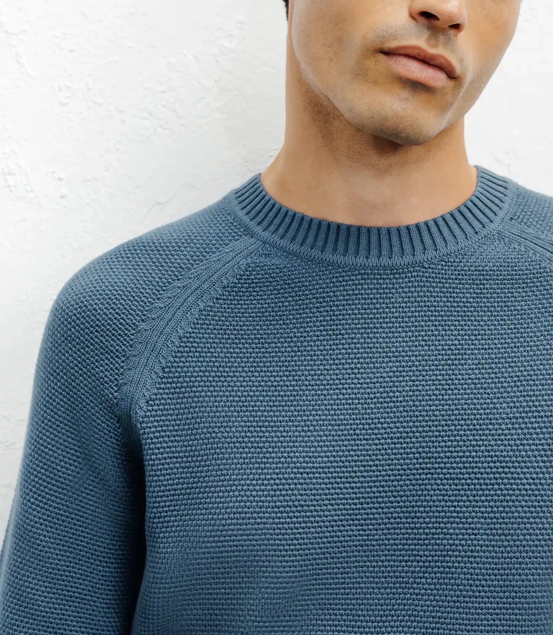 Pull col rond jeux de points bleu canard - IZAC