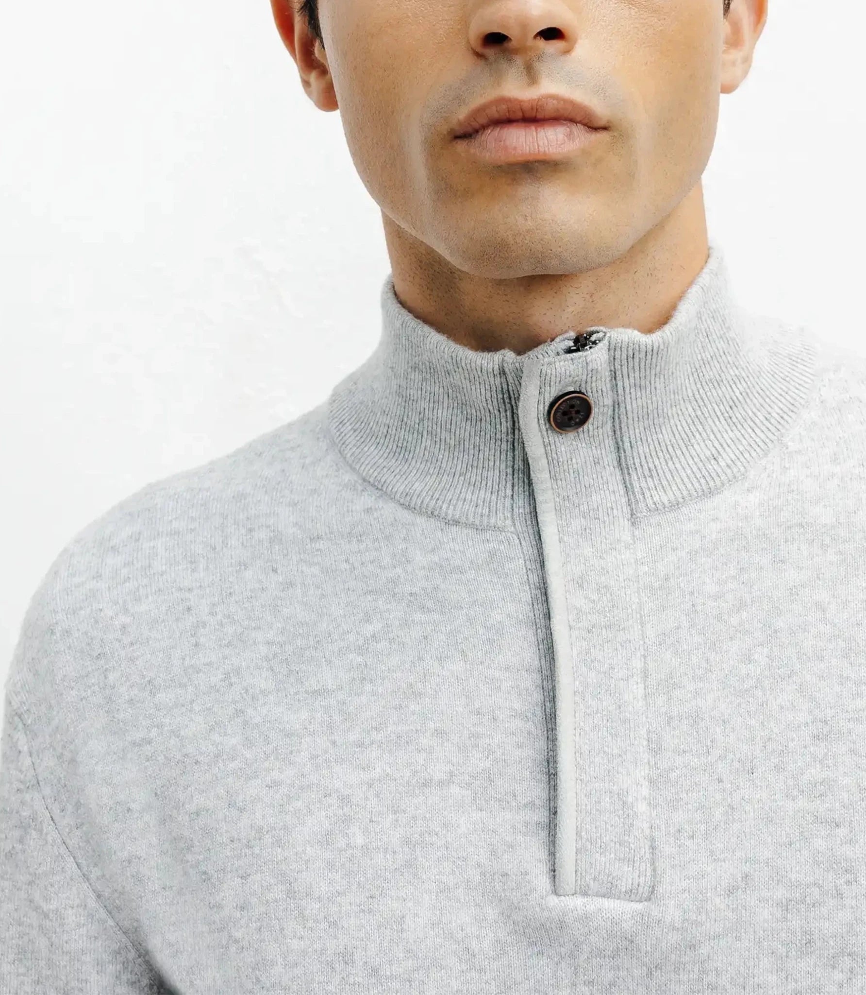 Chine grey stand-up collar sweater