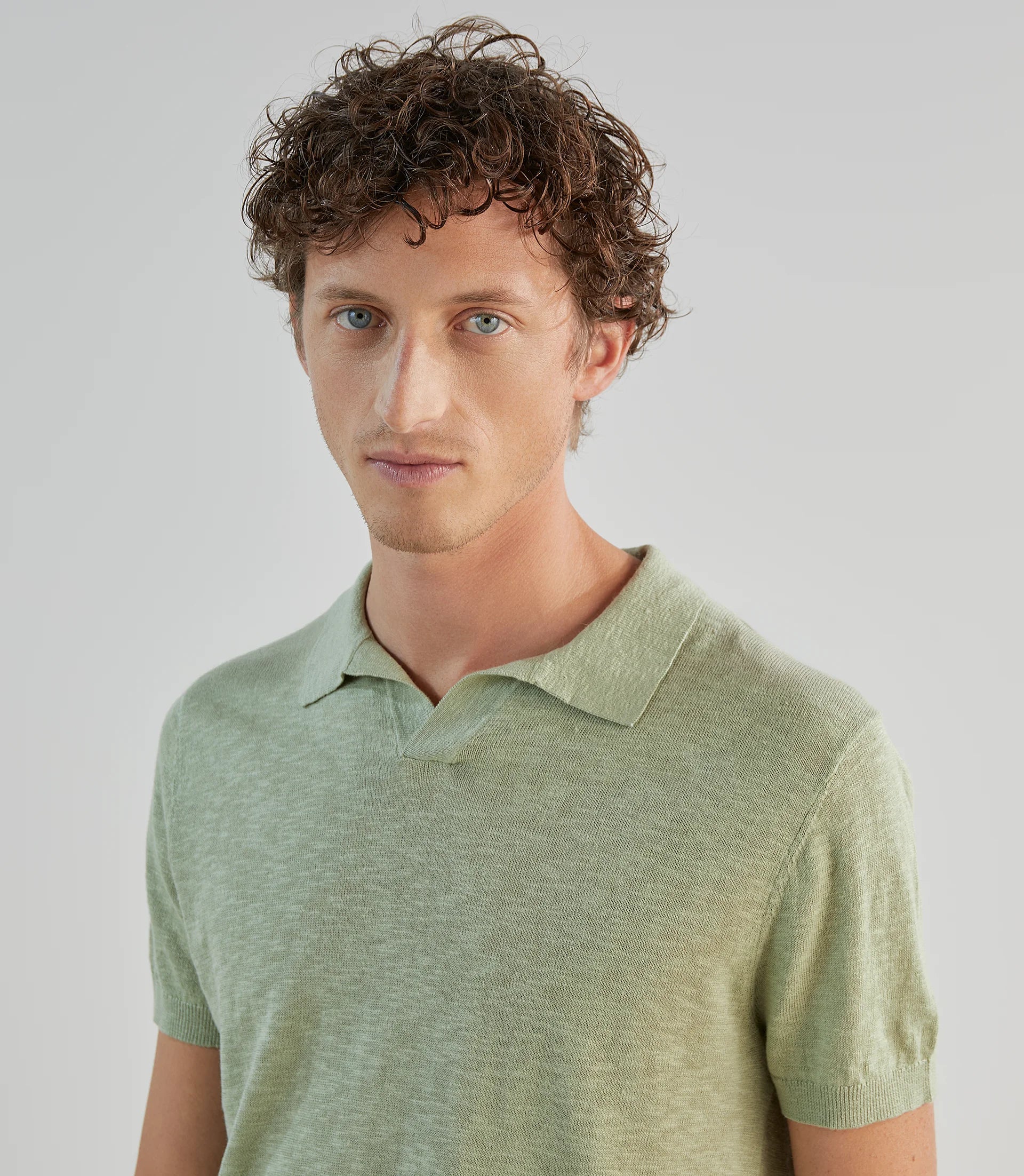 Polo à col ouvert en maille kaki clair - IZAC