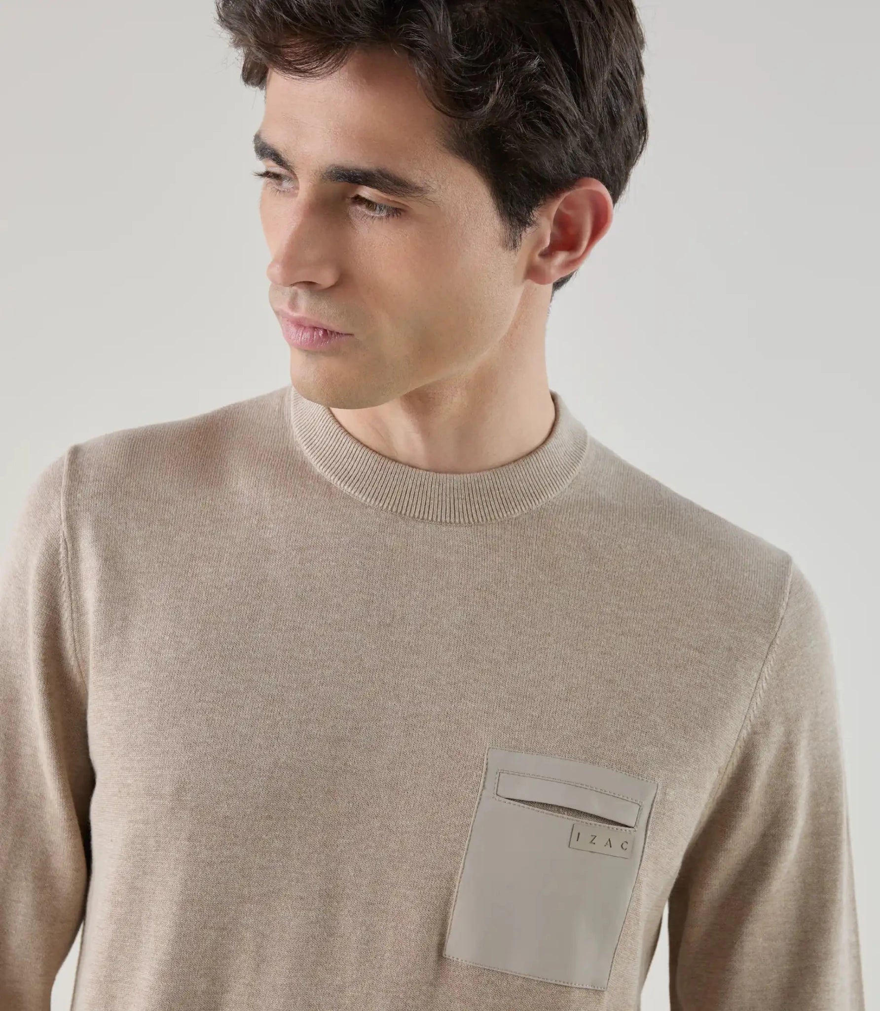 Pull col rond avec poche bi - matière beige - IZAC