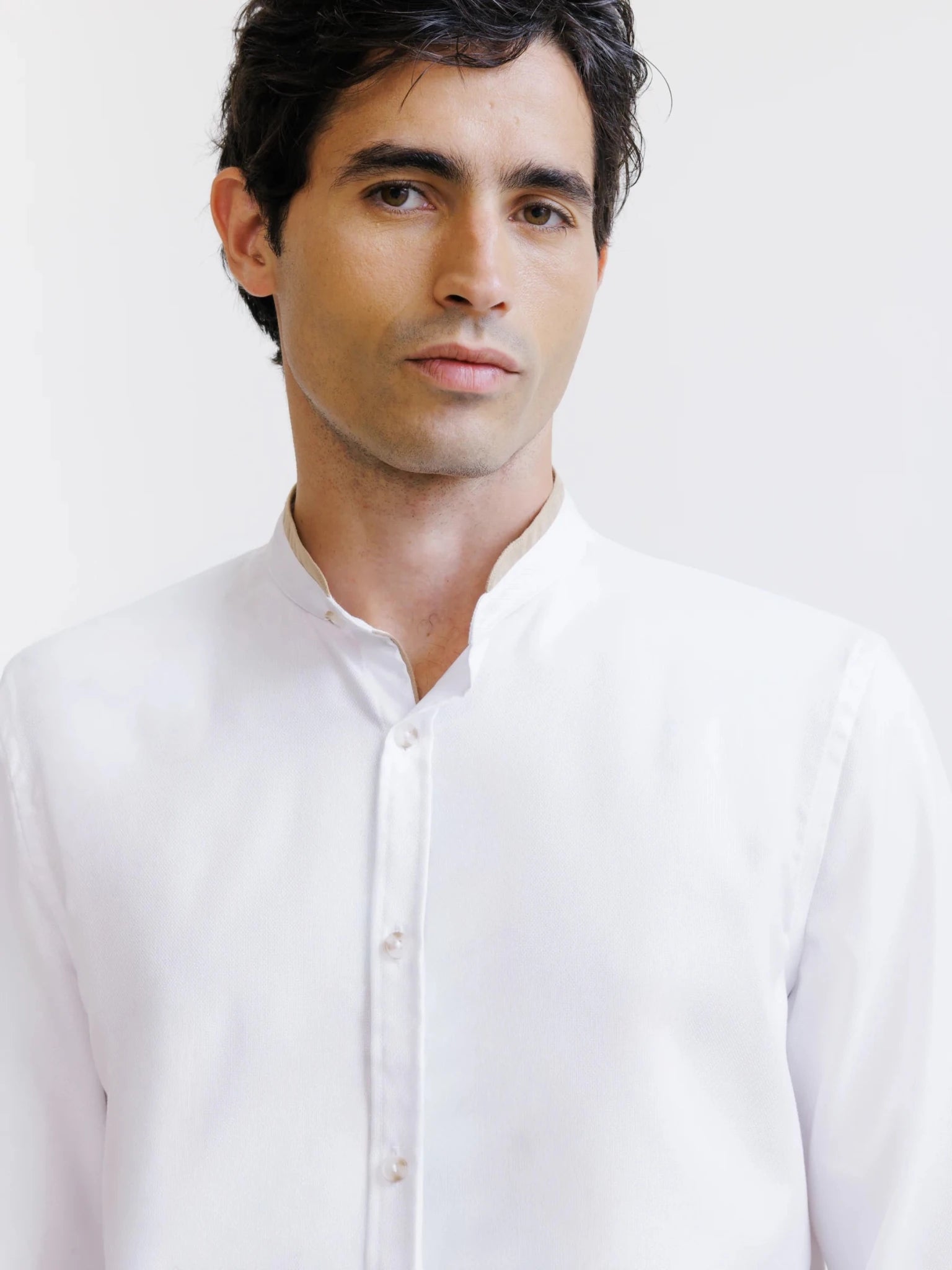 Chemise col mao avec coudière en suède blanche - IZAC