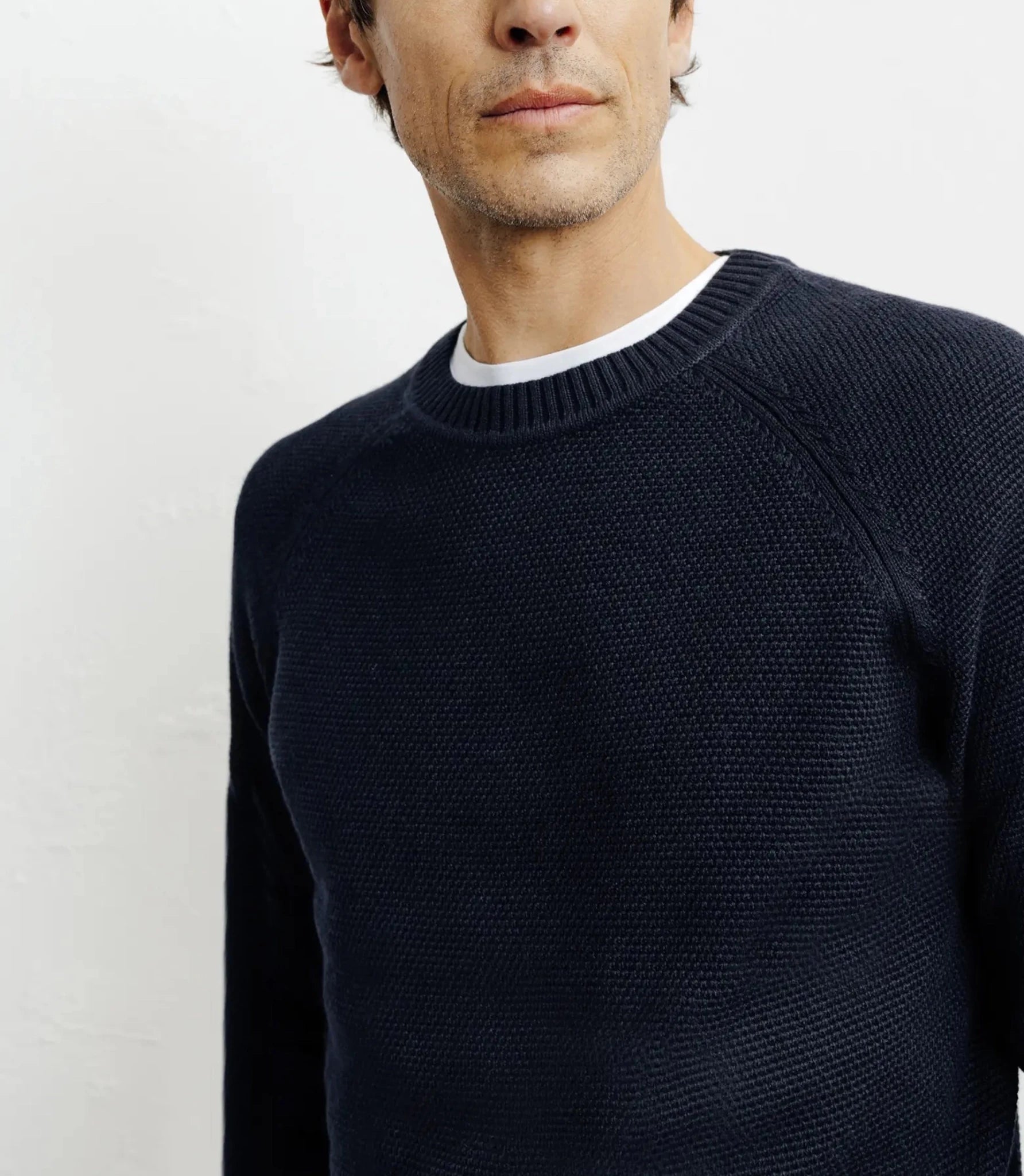 Round-neck sweater with navy stitch pattern