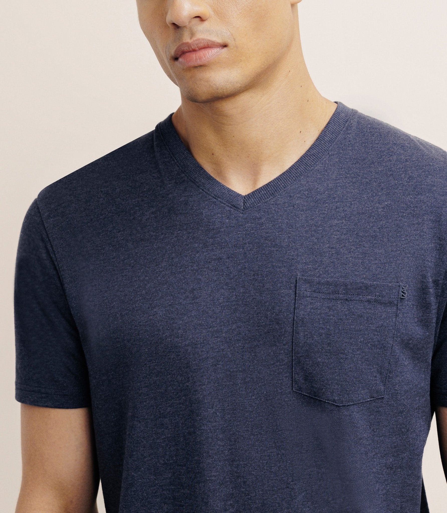 T-shirt col V avec poche marine - IZAC