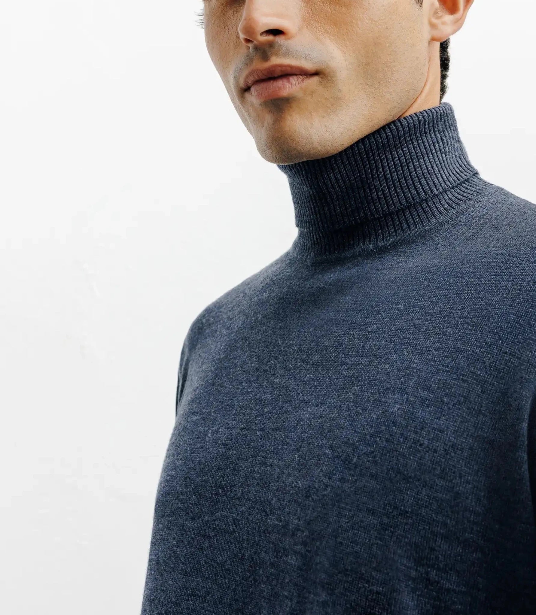 Pull col roulé indigo