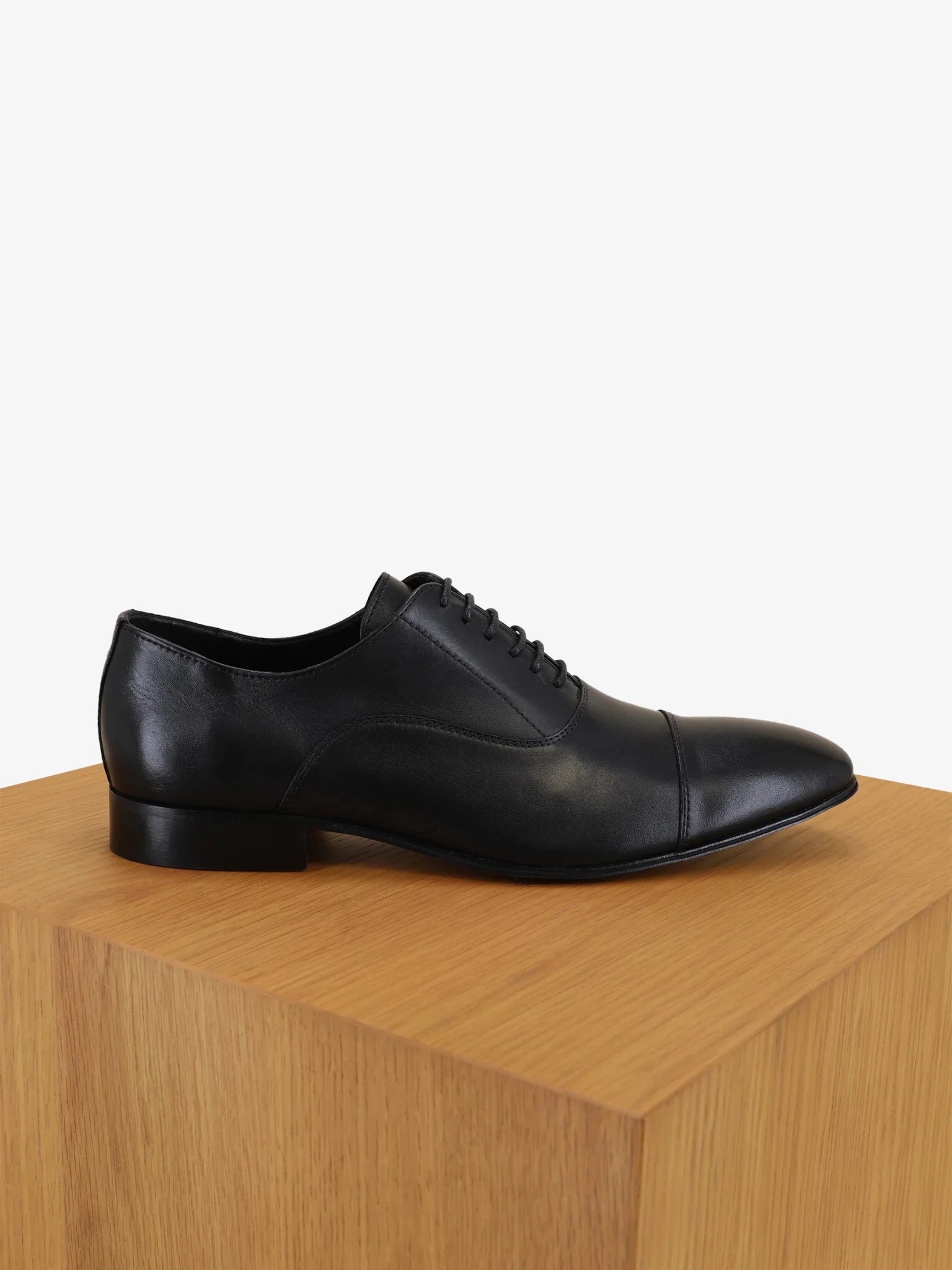 Black leather richelieu shoes
