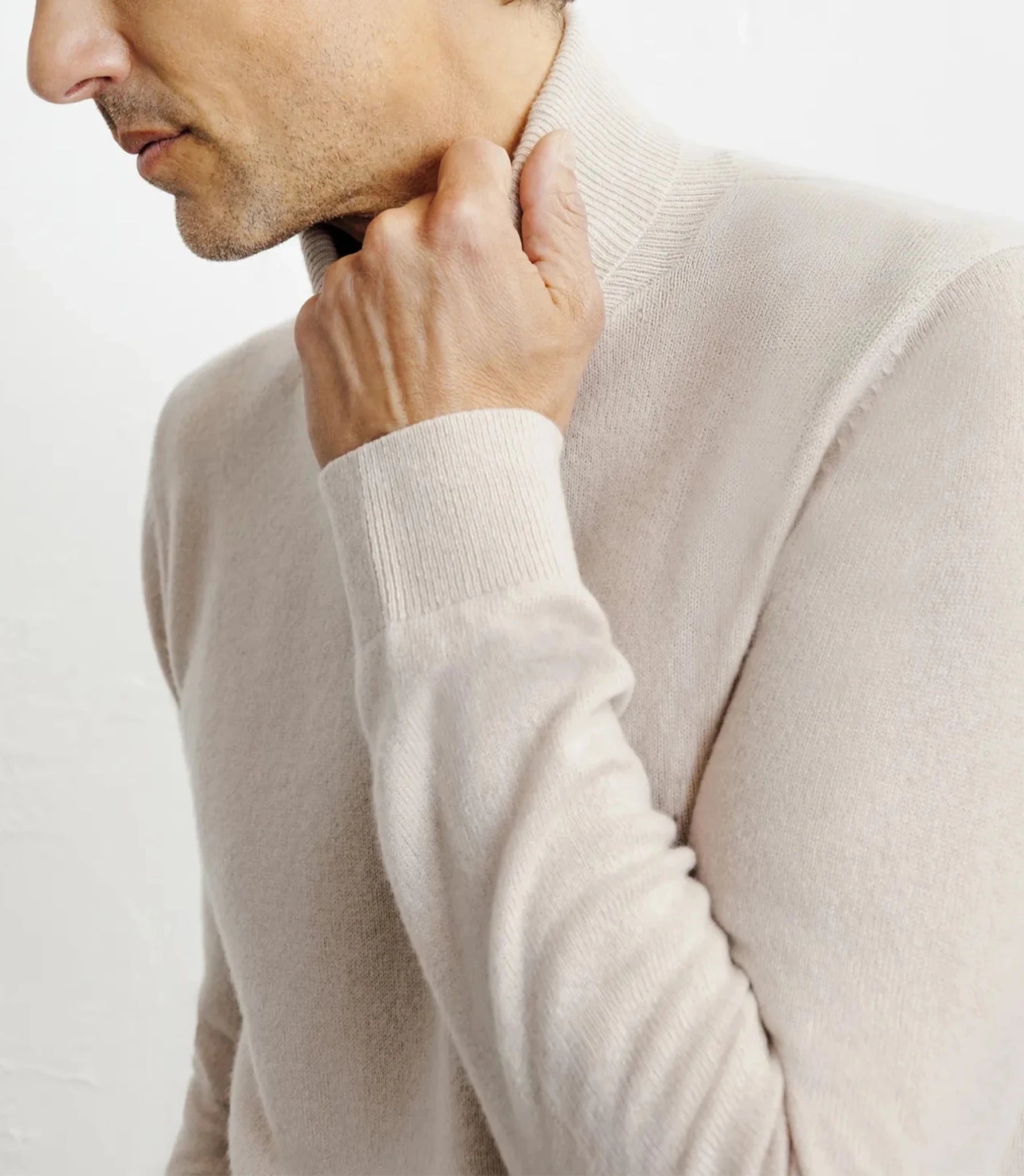 100% beige cashmere turtleneck sweater