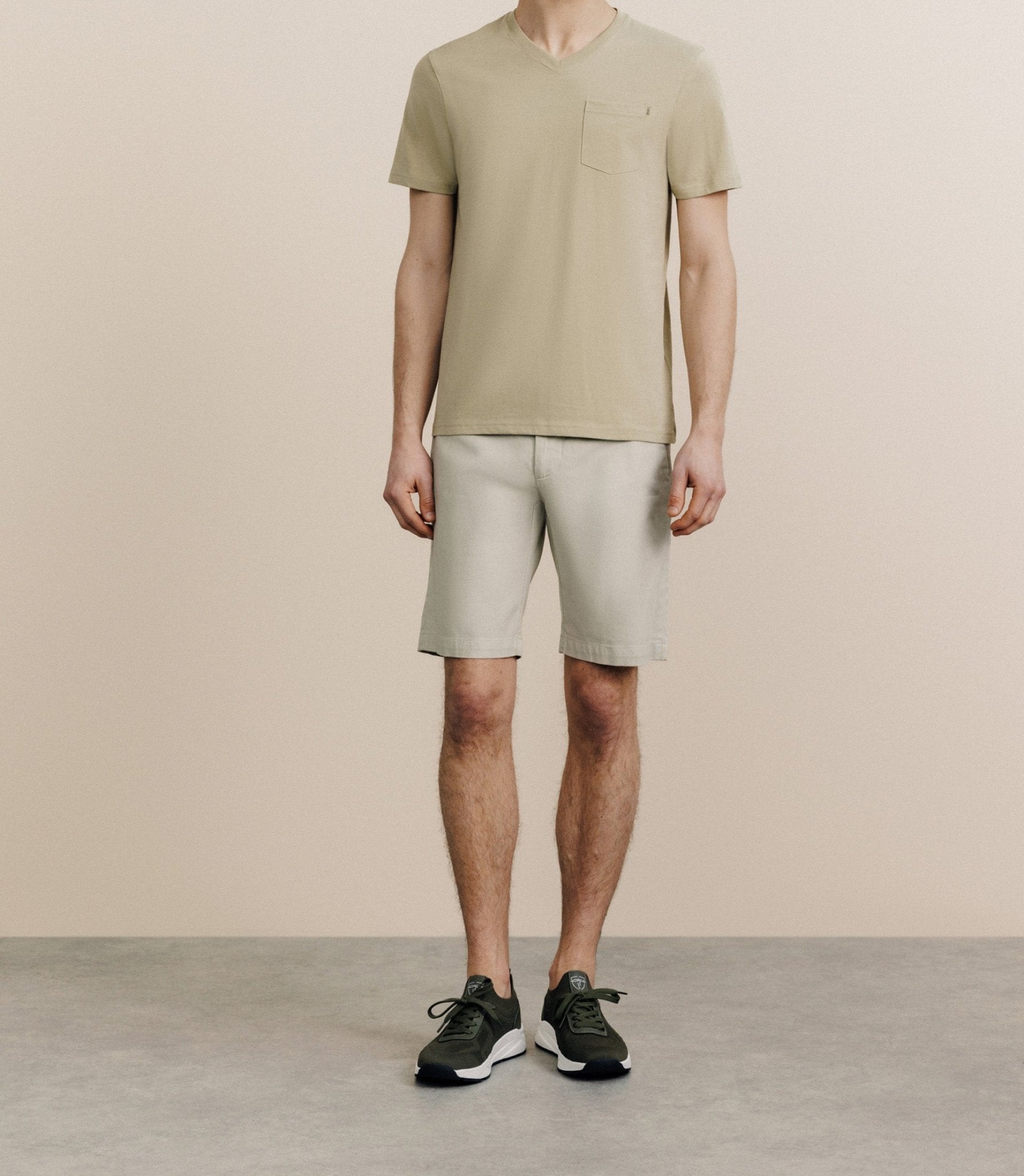 T-shirt col V avec poche kaki - IZAC