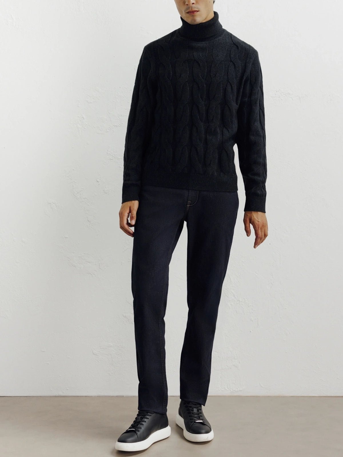 Pull col roulé torsadé noir