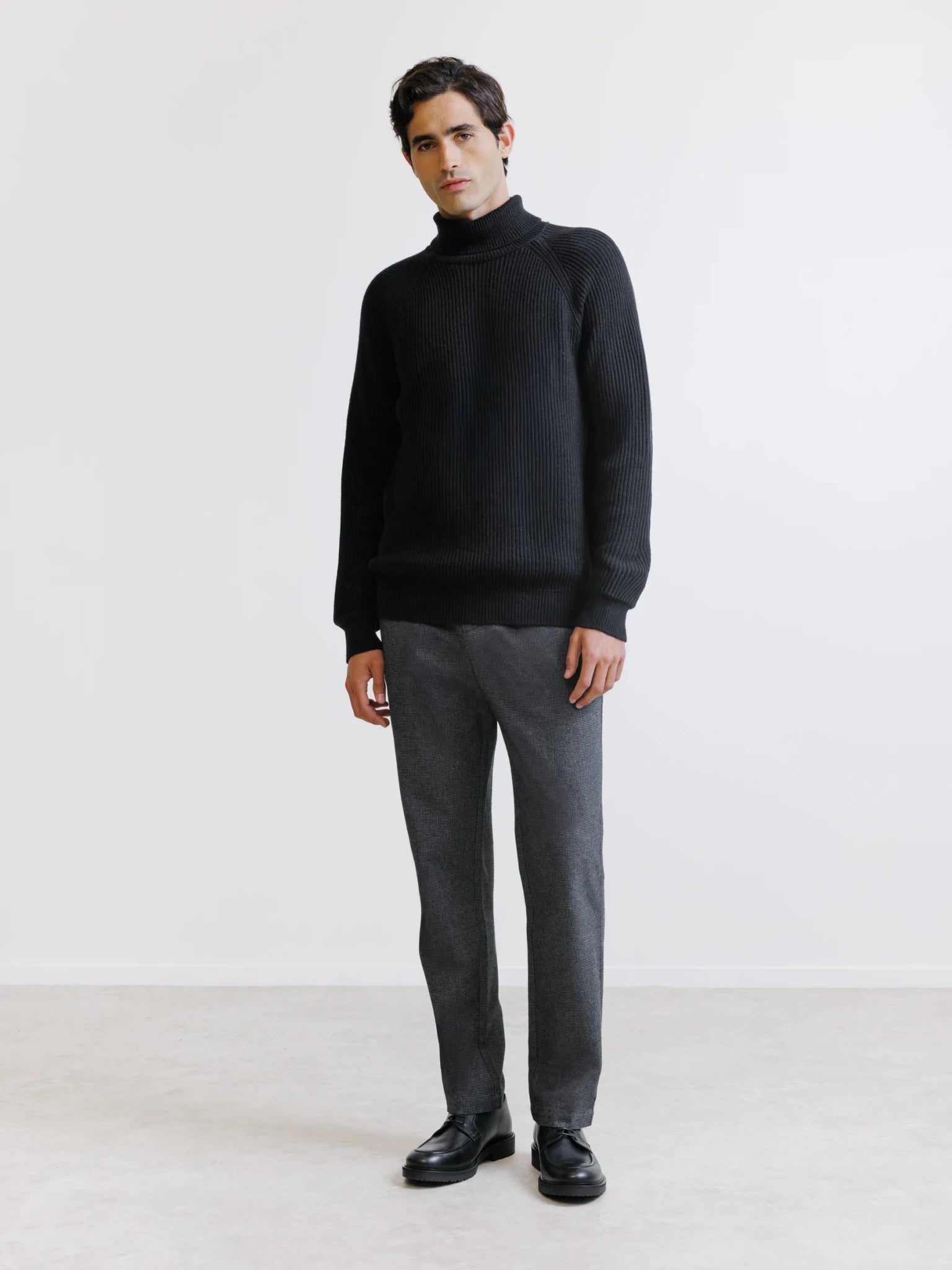 Pull col roulé en maille côtelée noir - IZAC