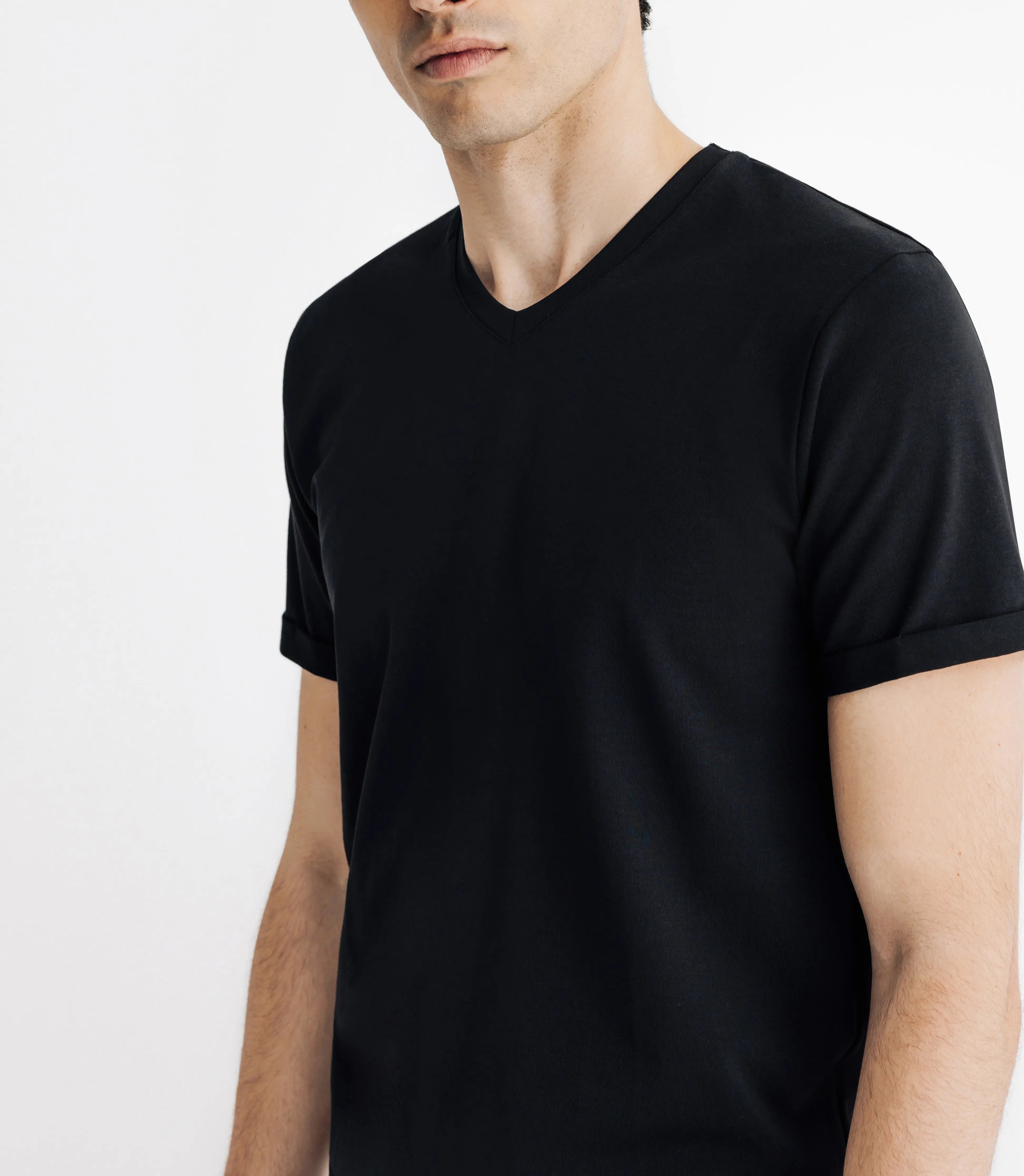 T-shirt col V noir - IZAC