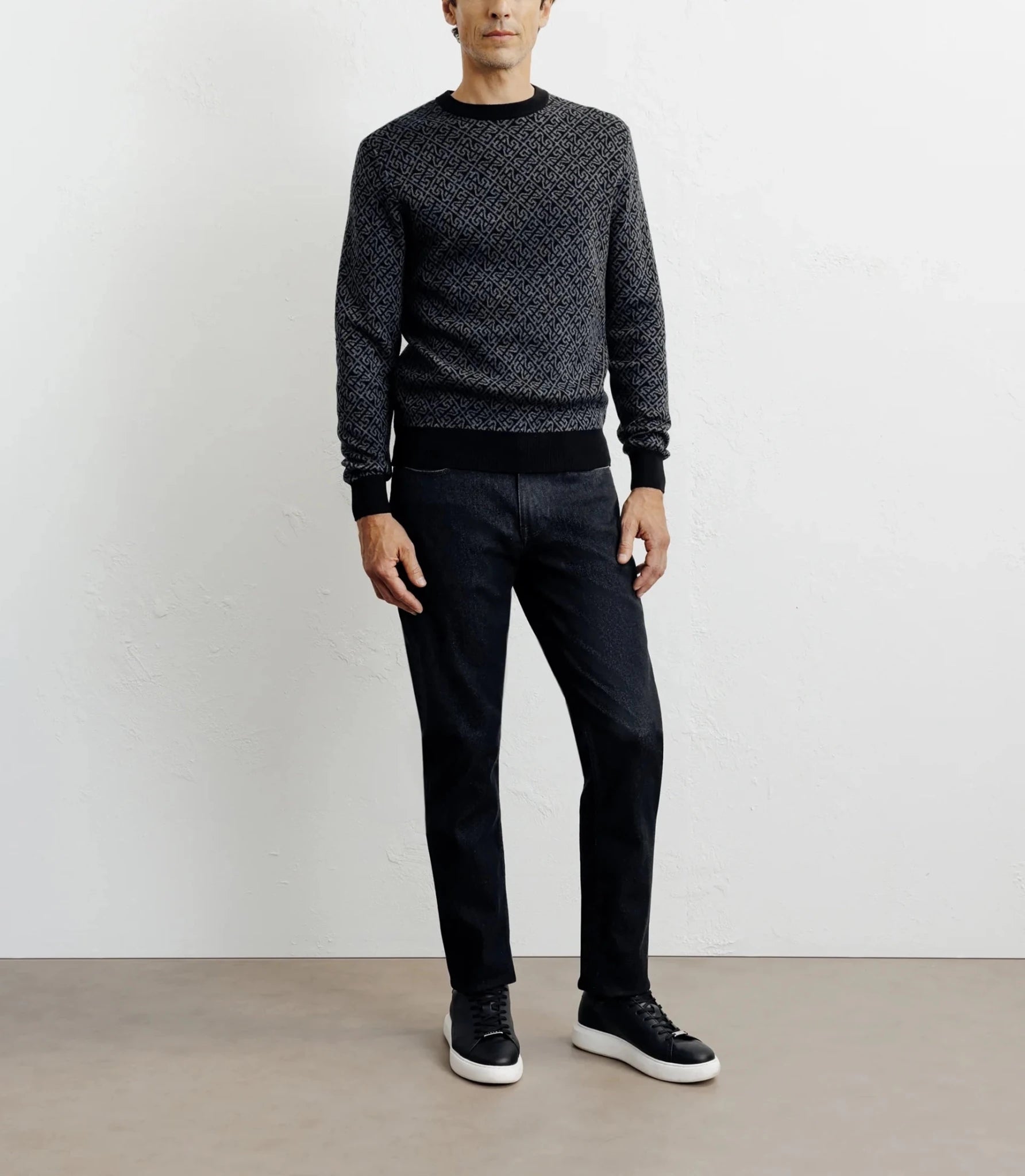 Pull col rond fantaisie noir