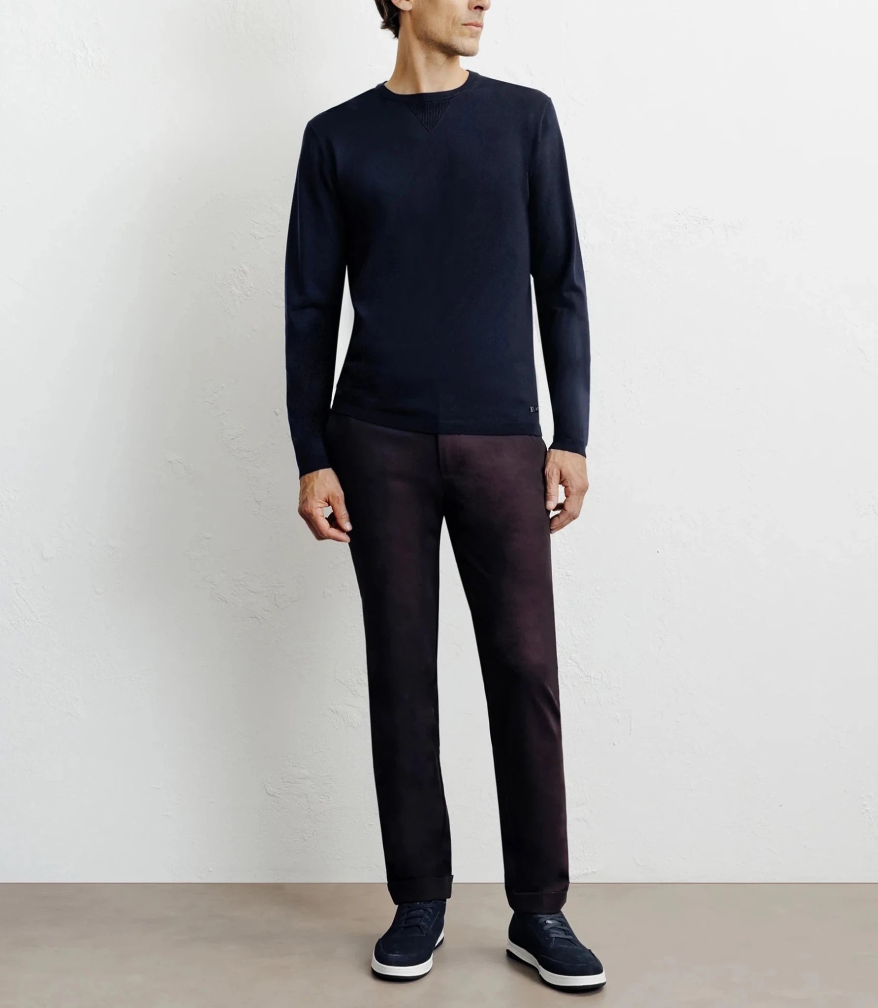 Long-sleeved round-neck navy knit sweater