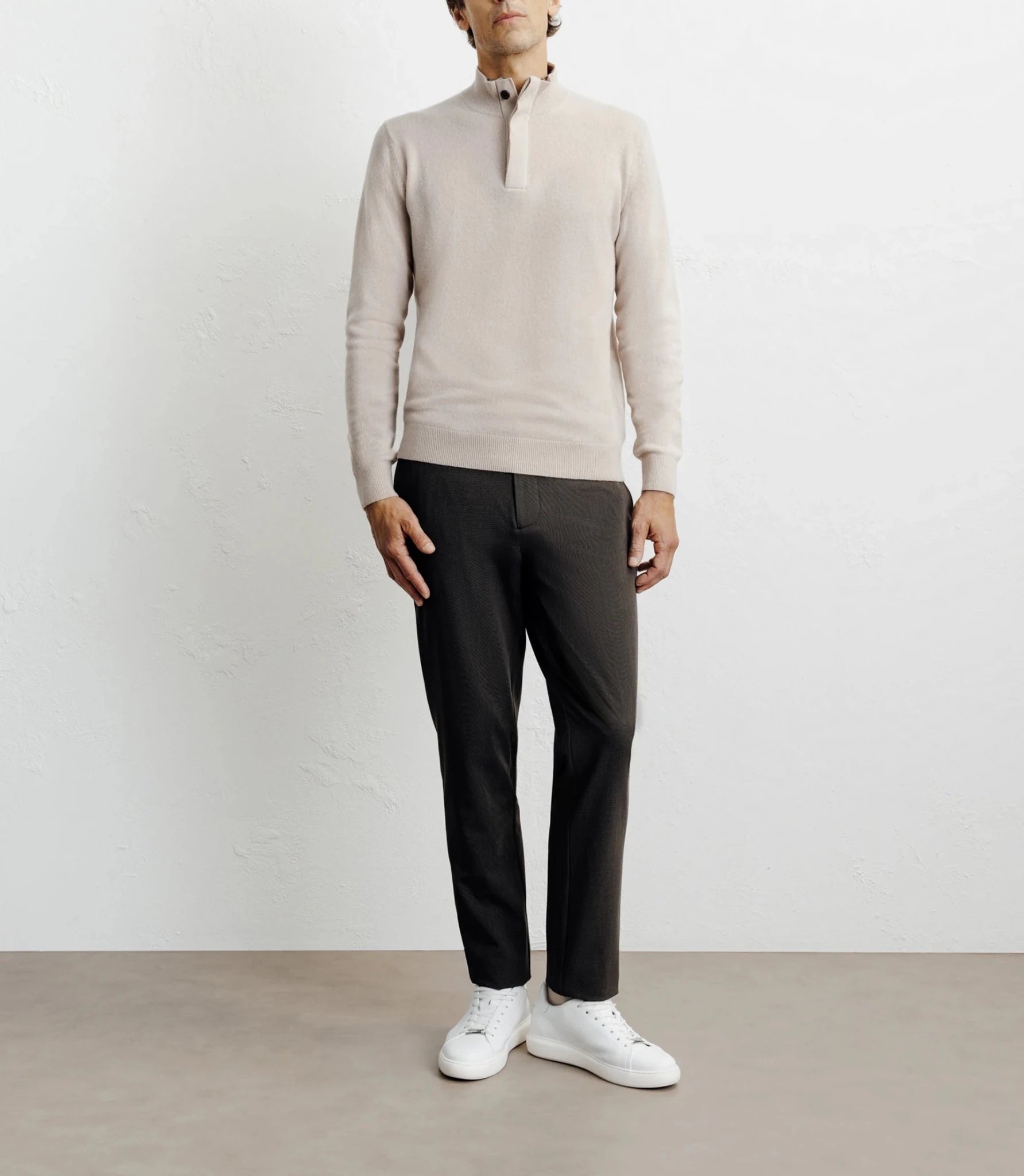 100% beige cashmere climbing collar