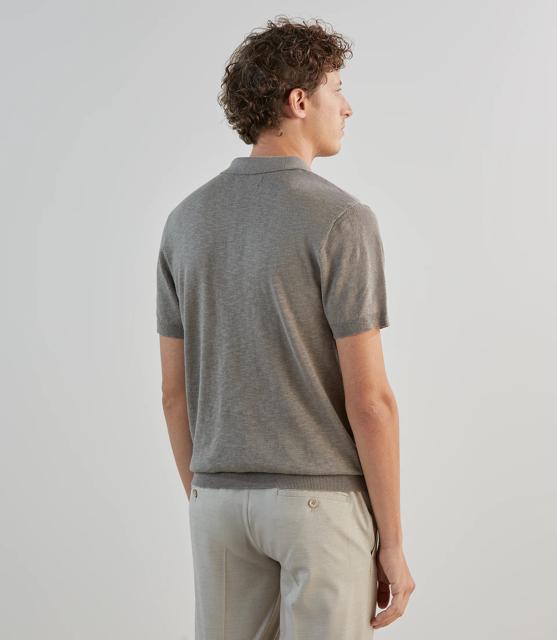Polo à col ouvert en maille taupe - IZAC