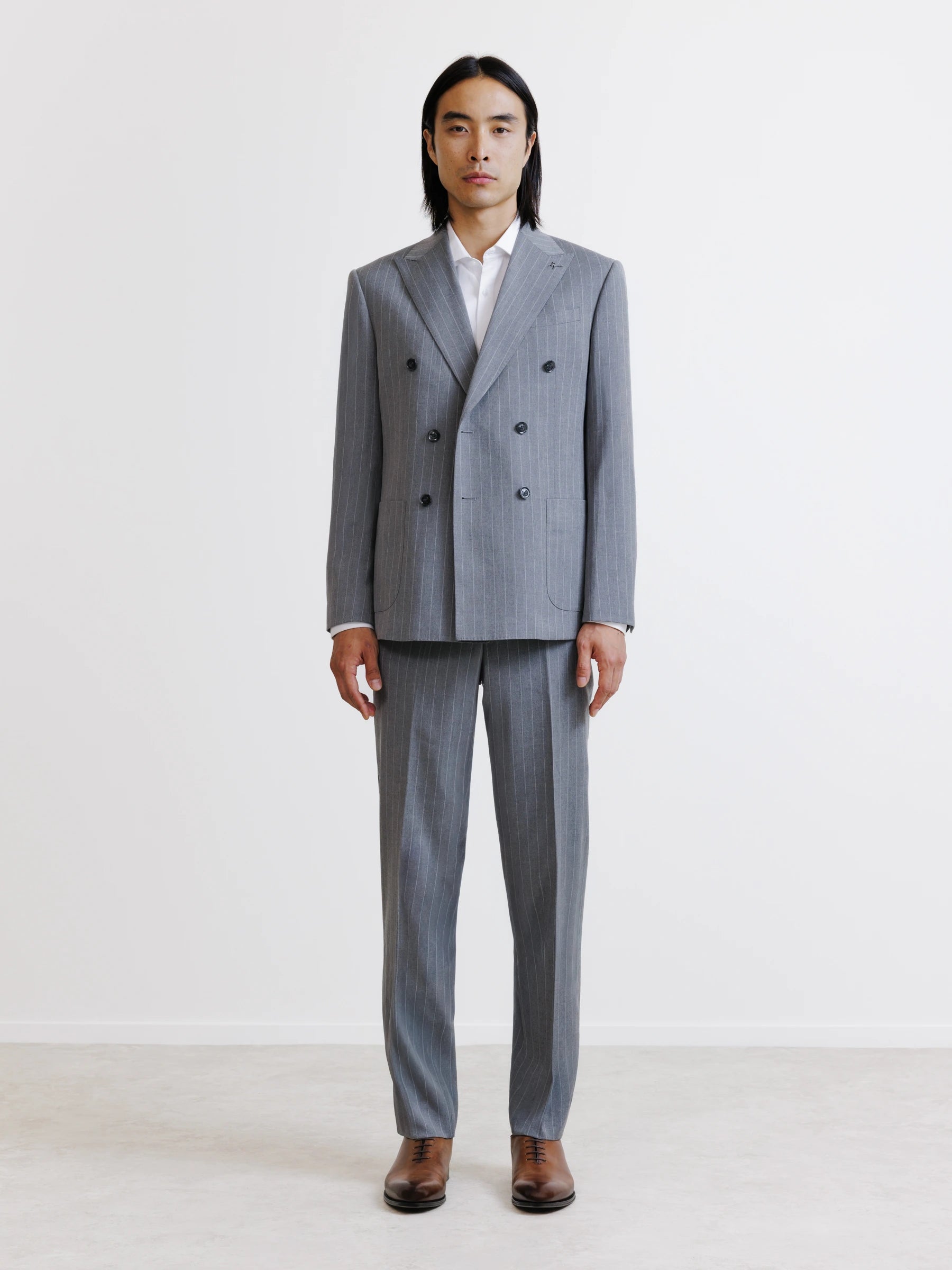 Costume croisé rayé gris
