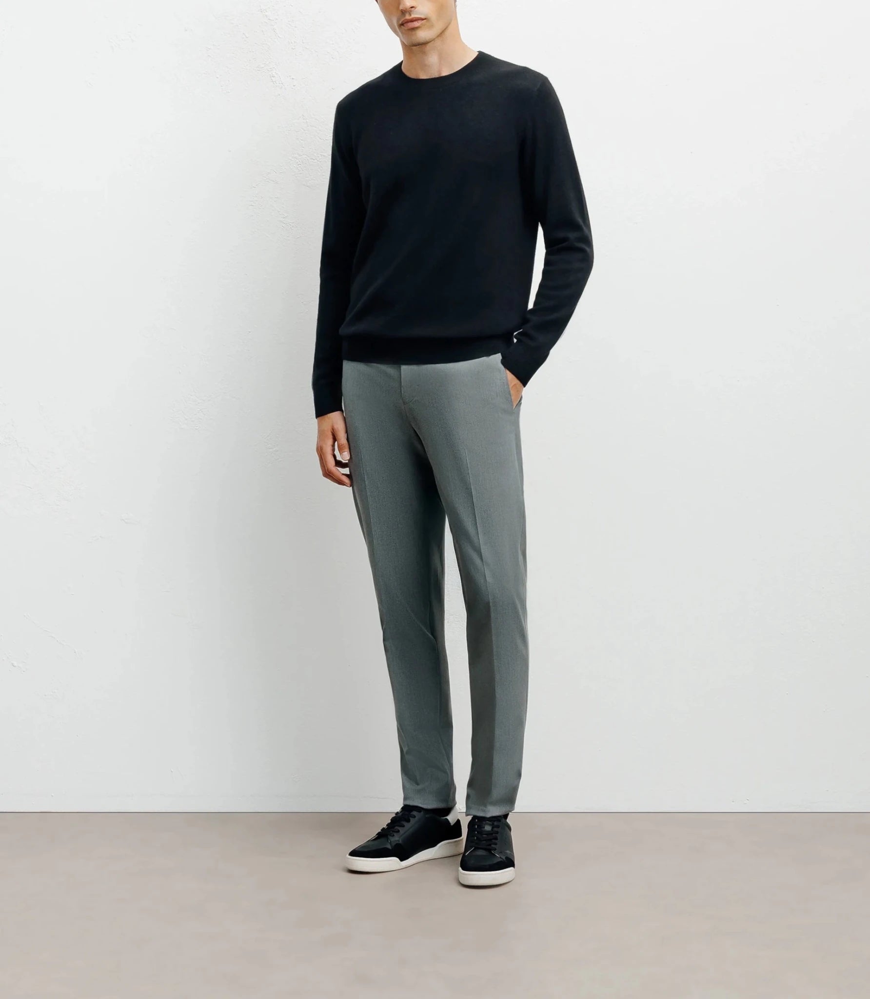 100% black cashmere round neck sweater