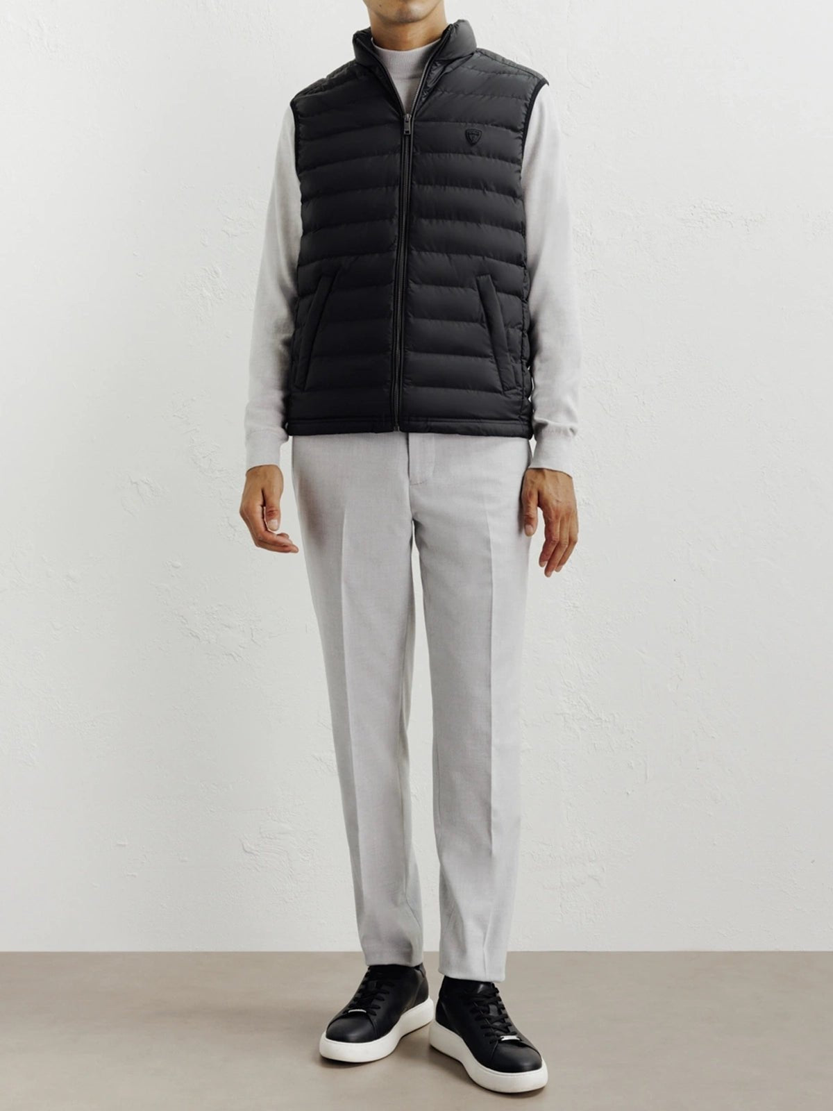 Light jacket without black sleeve