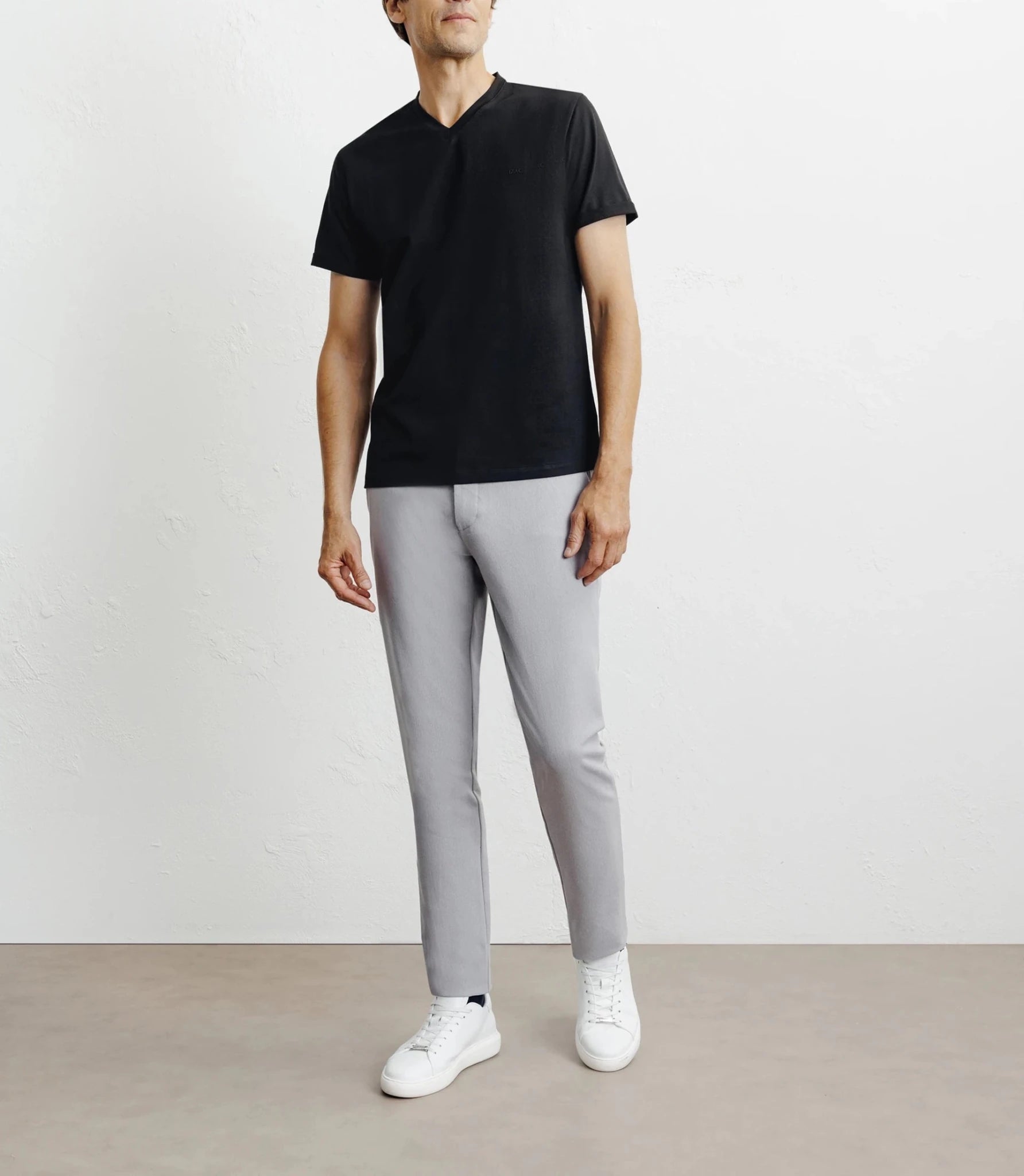 T-shirt col V noir - IZAC