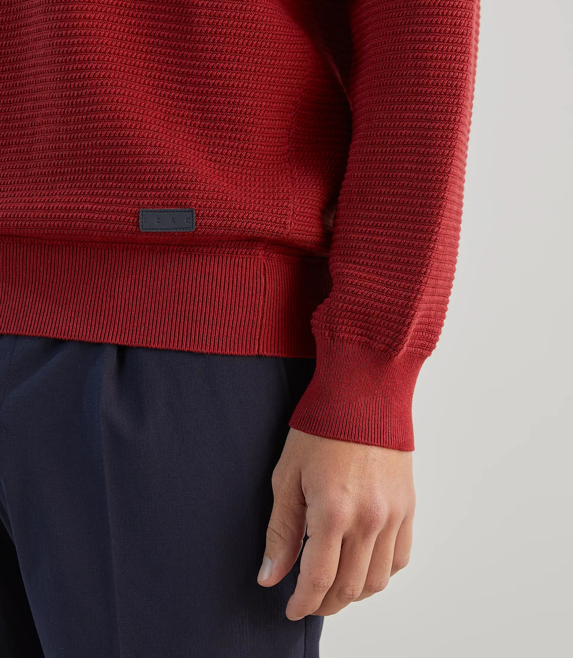 Pull col rond en jeu de points rouge foncé - IZAC