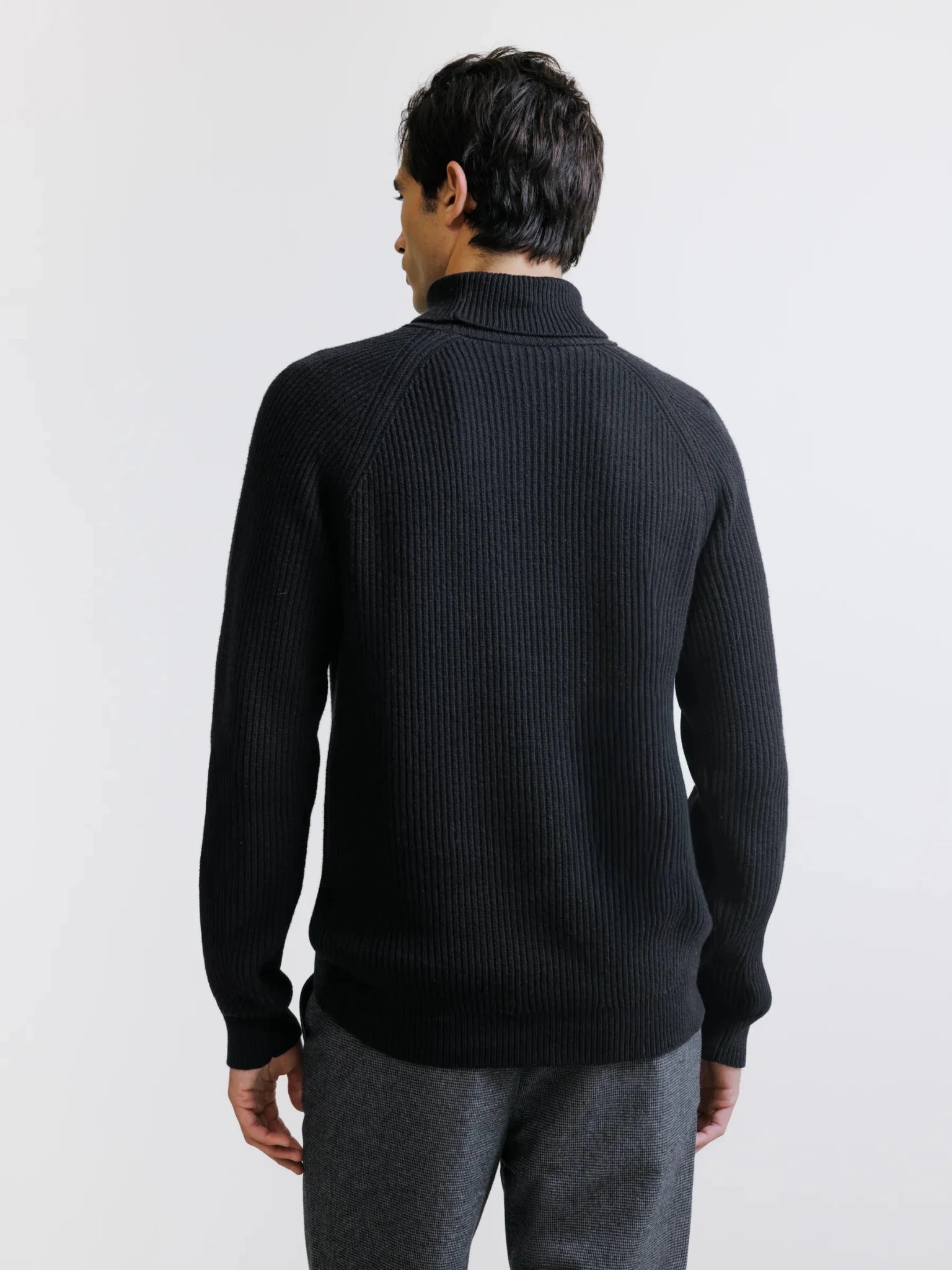Pull col roulé en maille côtelée noir - IZAC