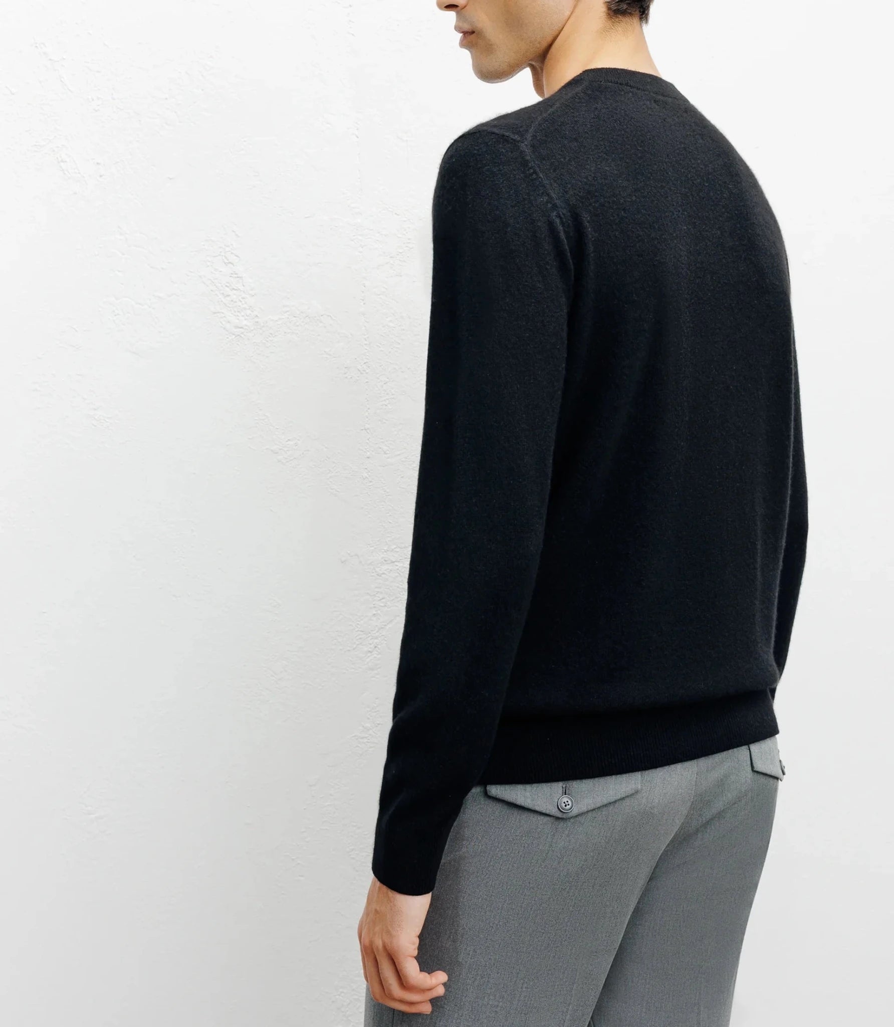 100% black cashmere round neck sweater