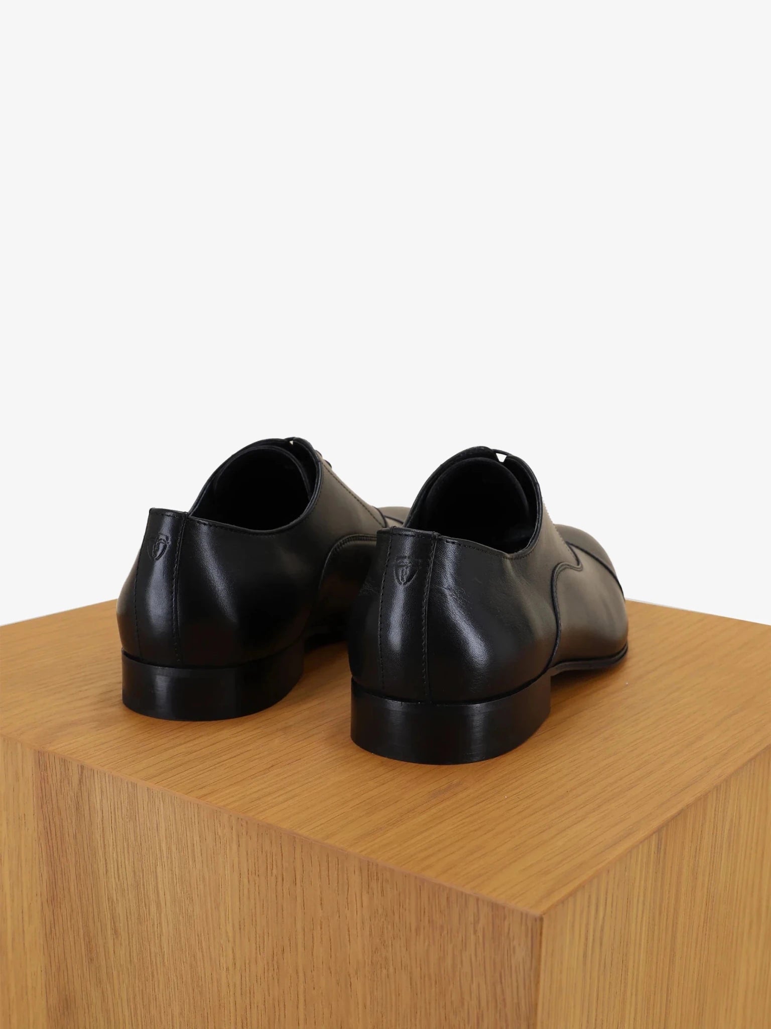 Black leather richelieu shoes