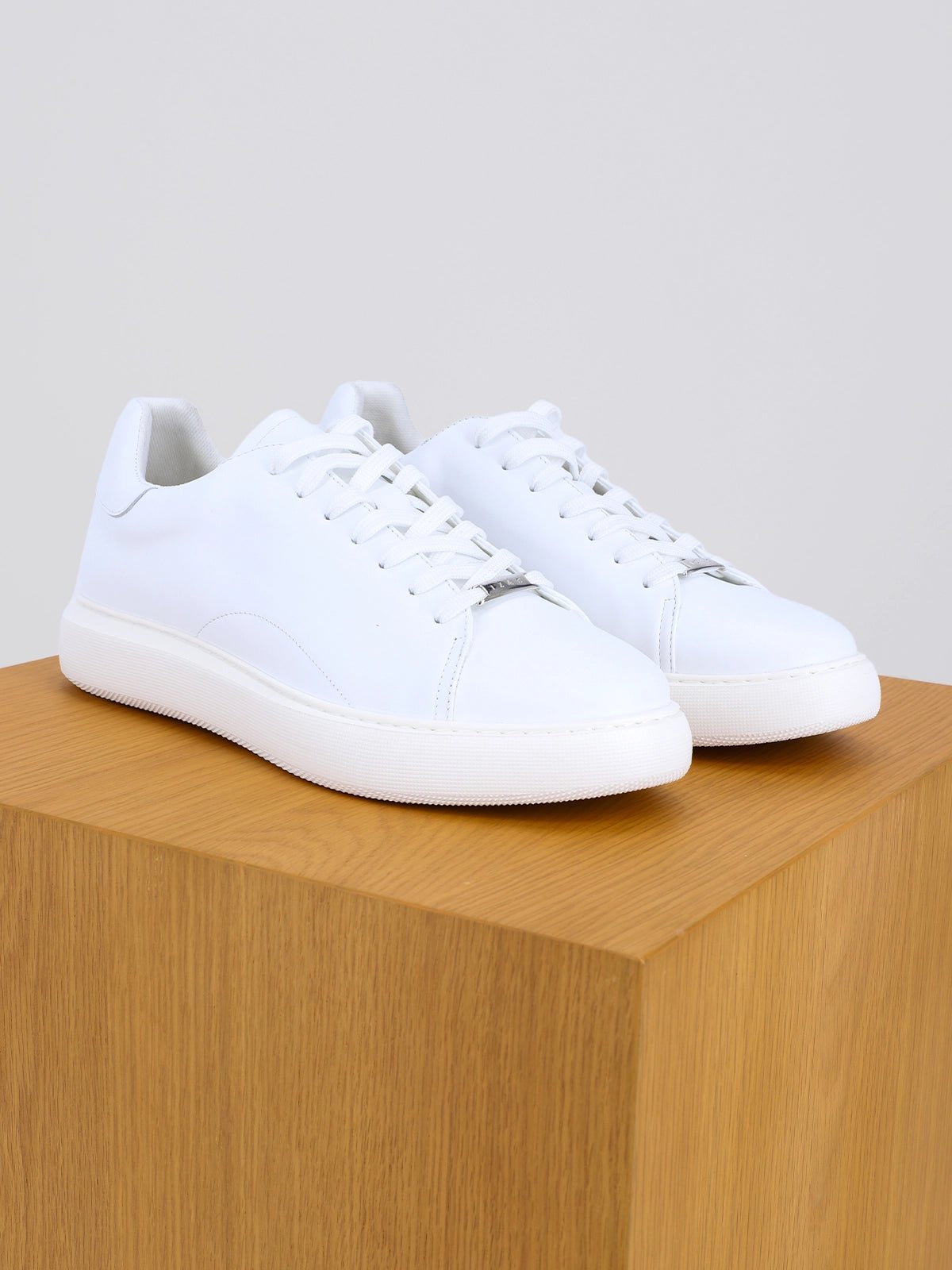 Chaussures sneakers en cuir blanches - IZAC