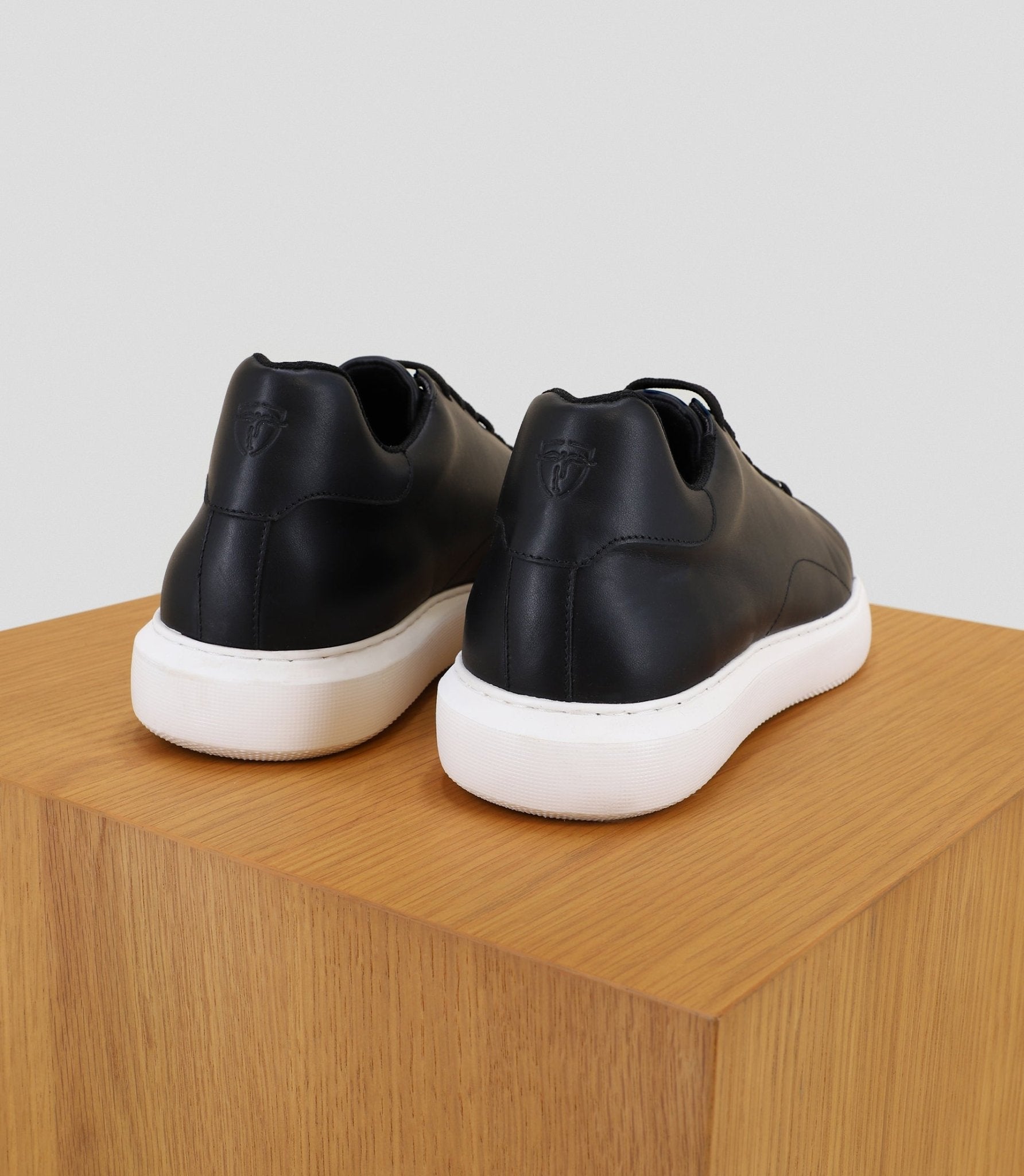 Chaussures sneakers en cuir noir - IZAC