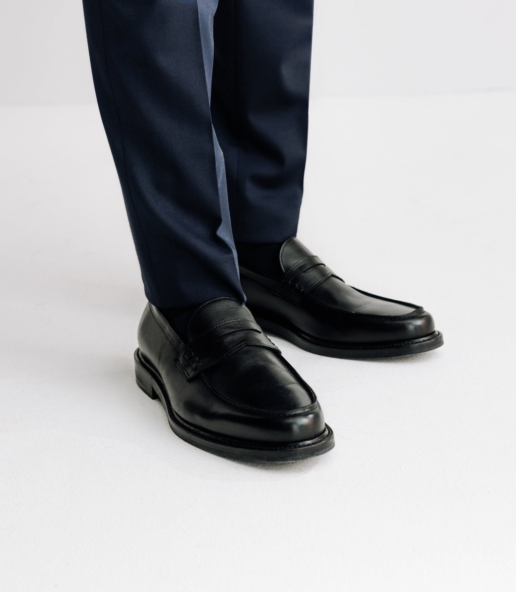 Chaussures mocassins en cuir lisse noires – IZAC