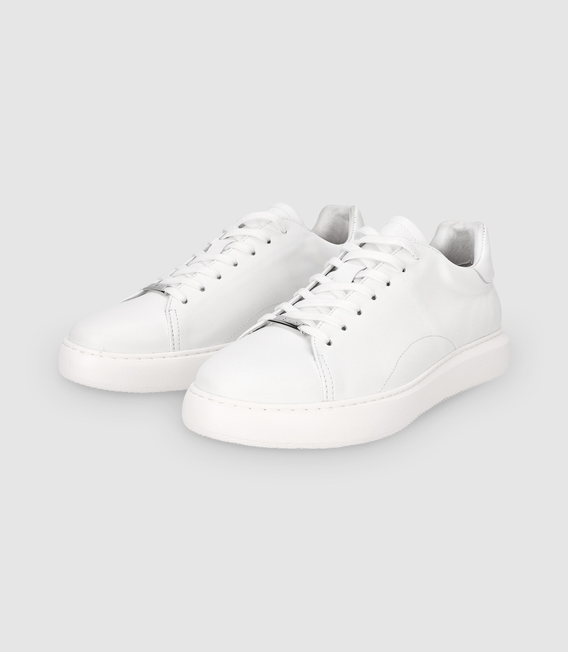 izac Chaussures sneakers en cuir blanches Prix usine Vêtements