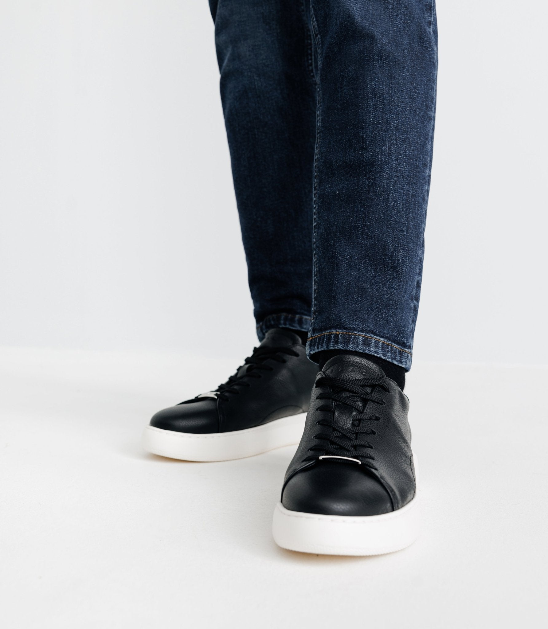 Chaussures sneakers à lacets en cuir noires - Main Image