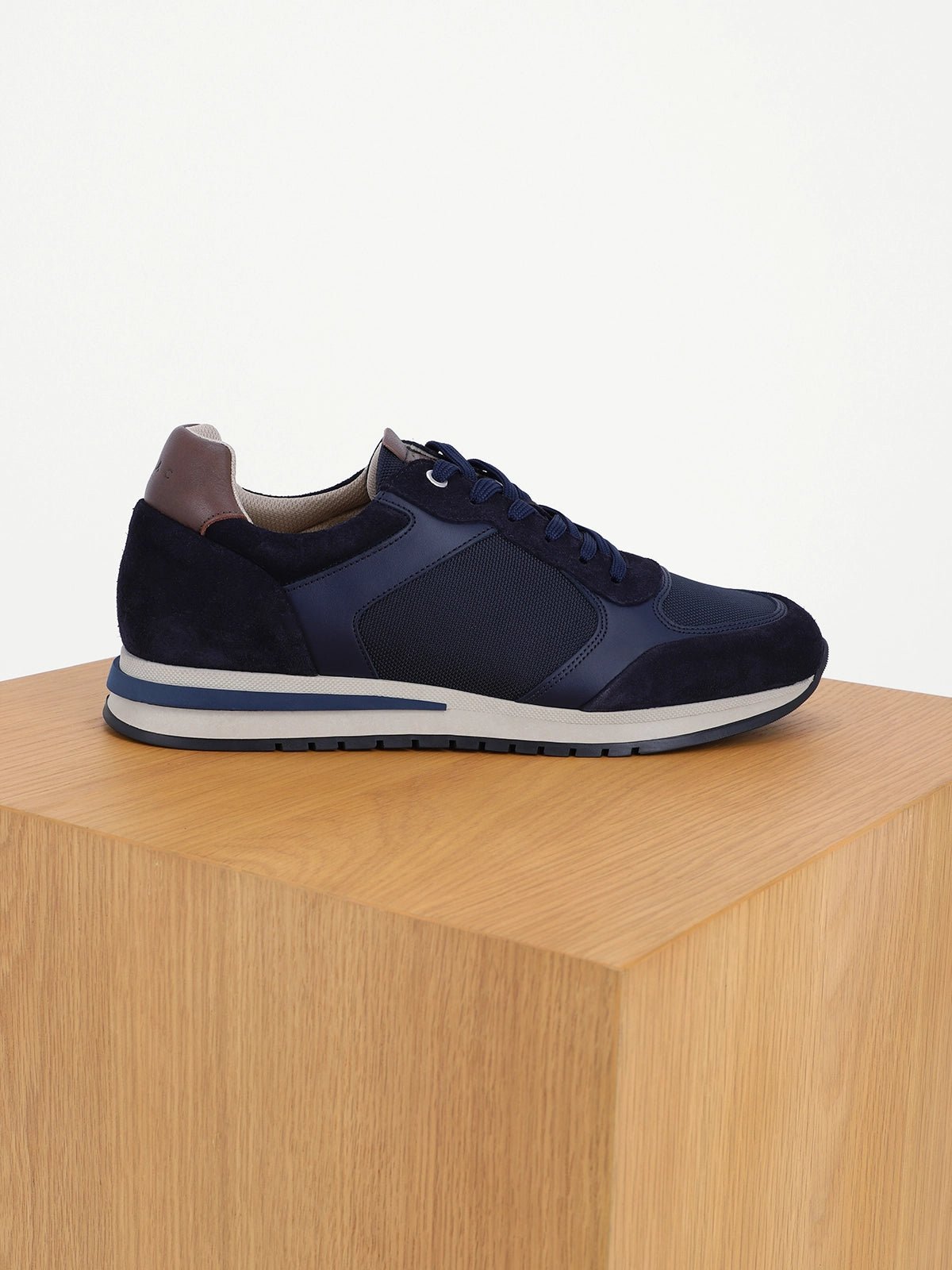 Baskets en cuir marine - IZAC