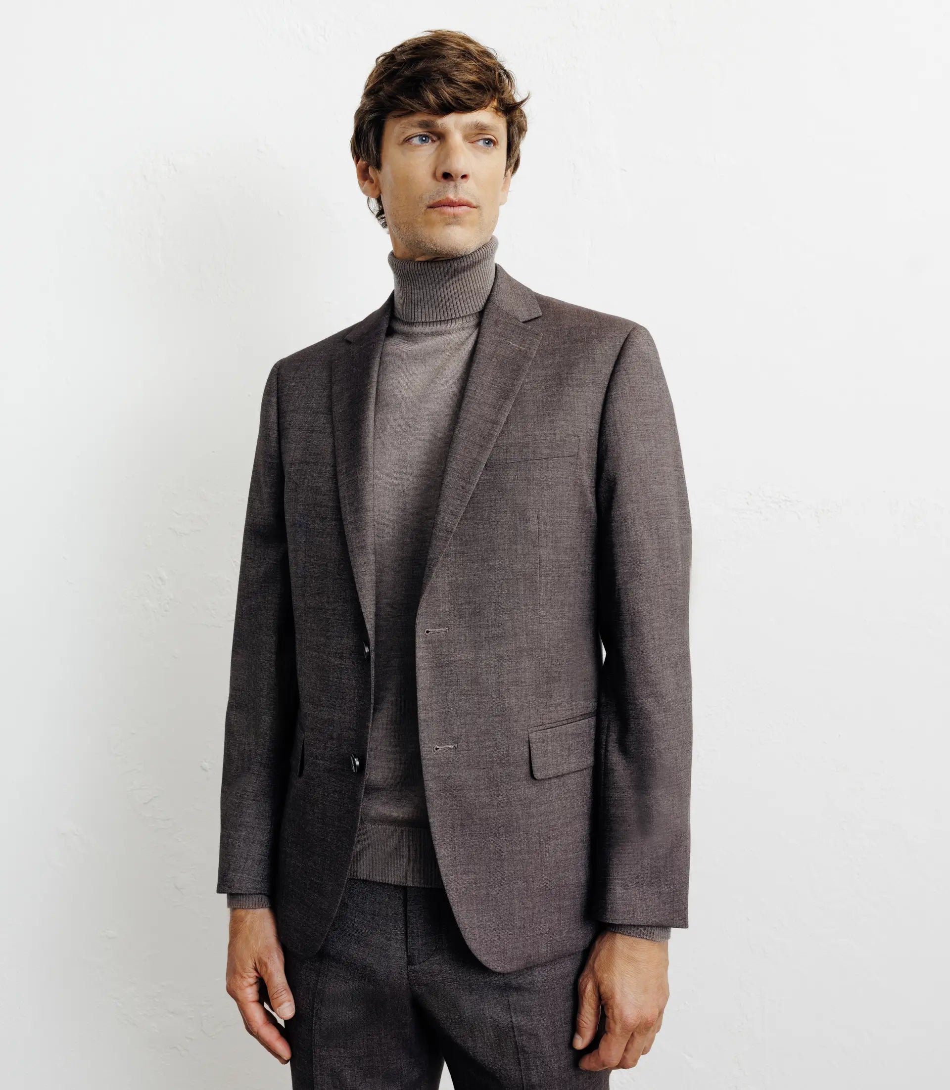 Costume avec boutons marron