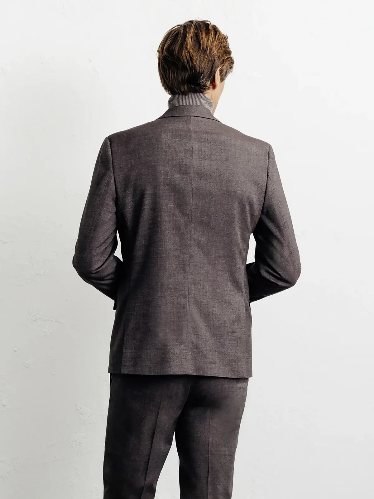 Costume avec boutons marron