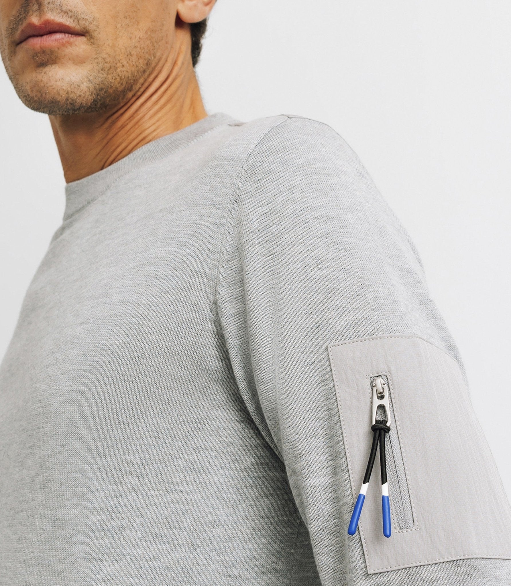 Pull col rond avec poche gris - IZAC