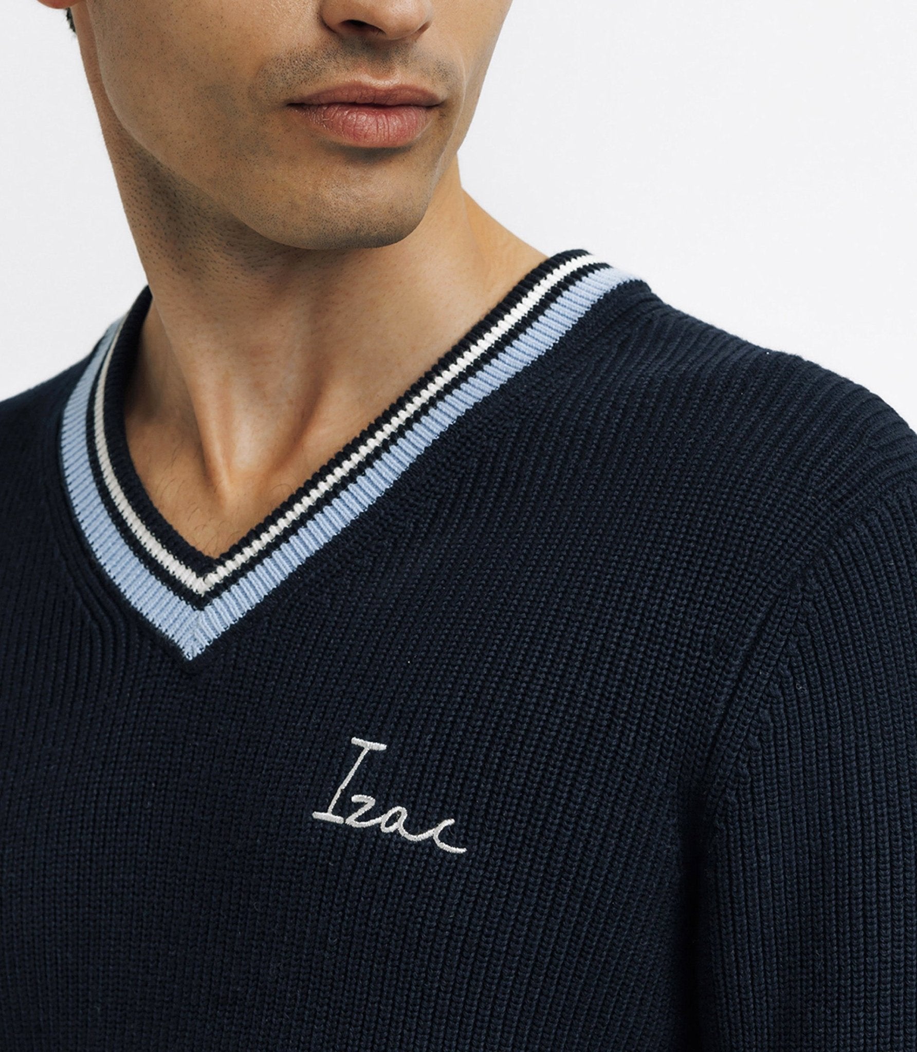 Pull col V brodé marine - IZAC