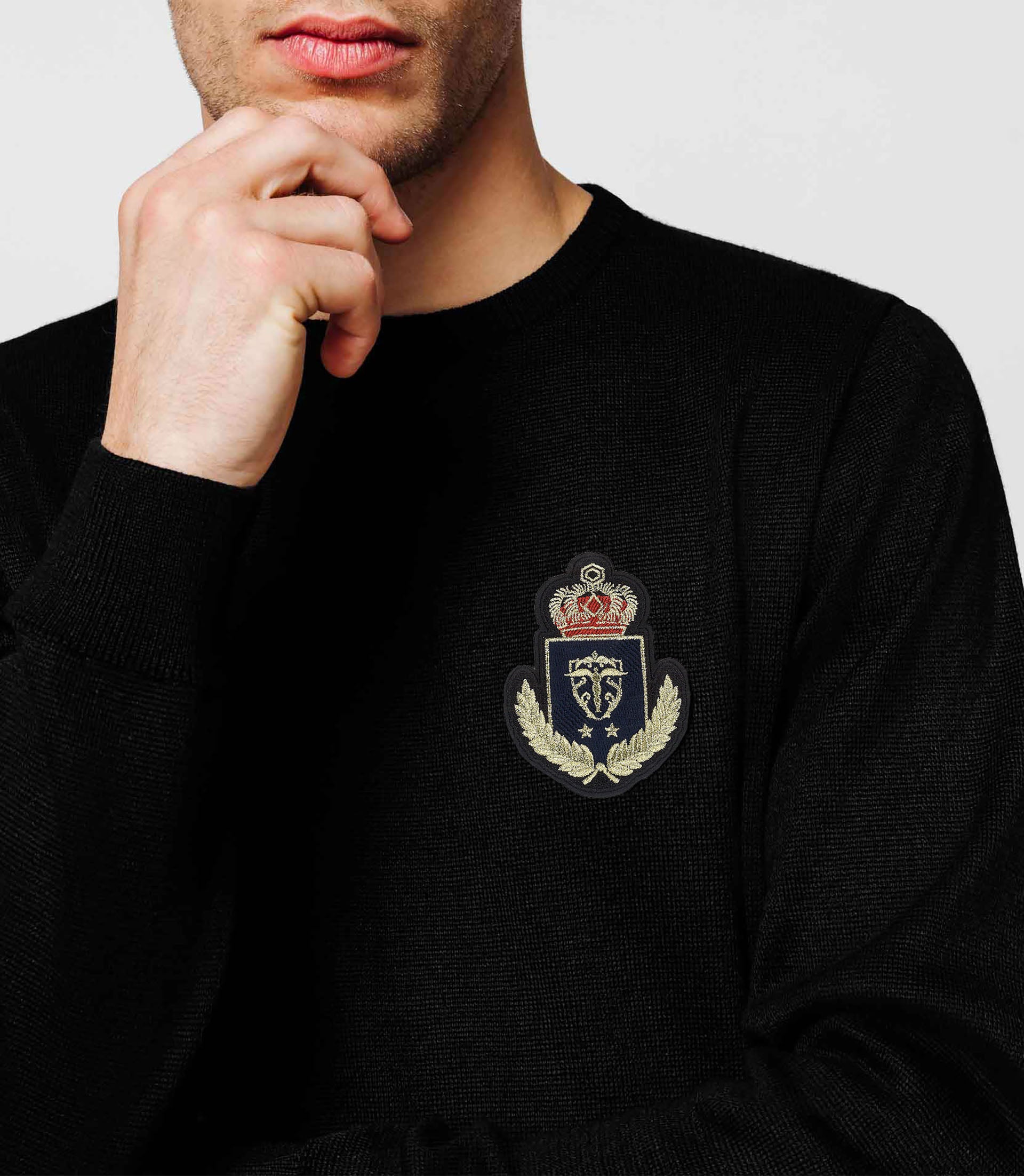 Pull noir blason poitrine