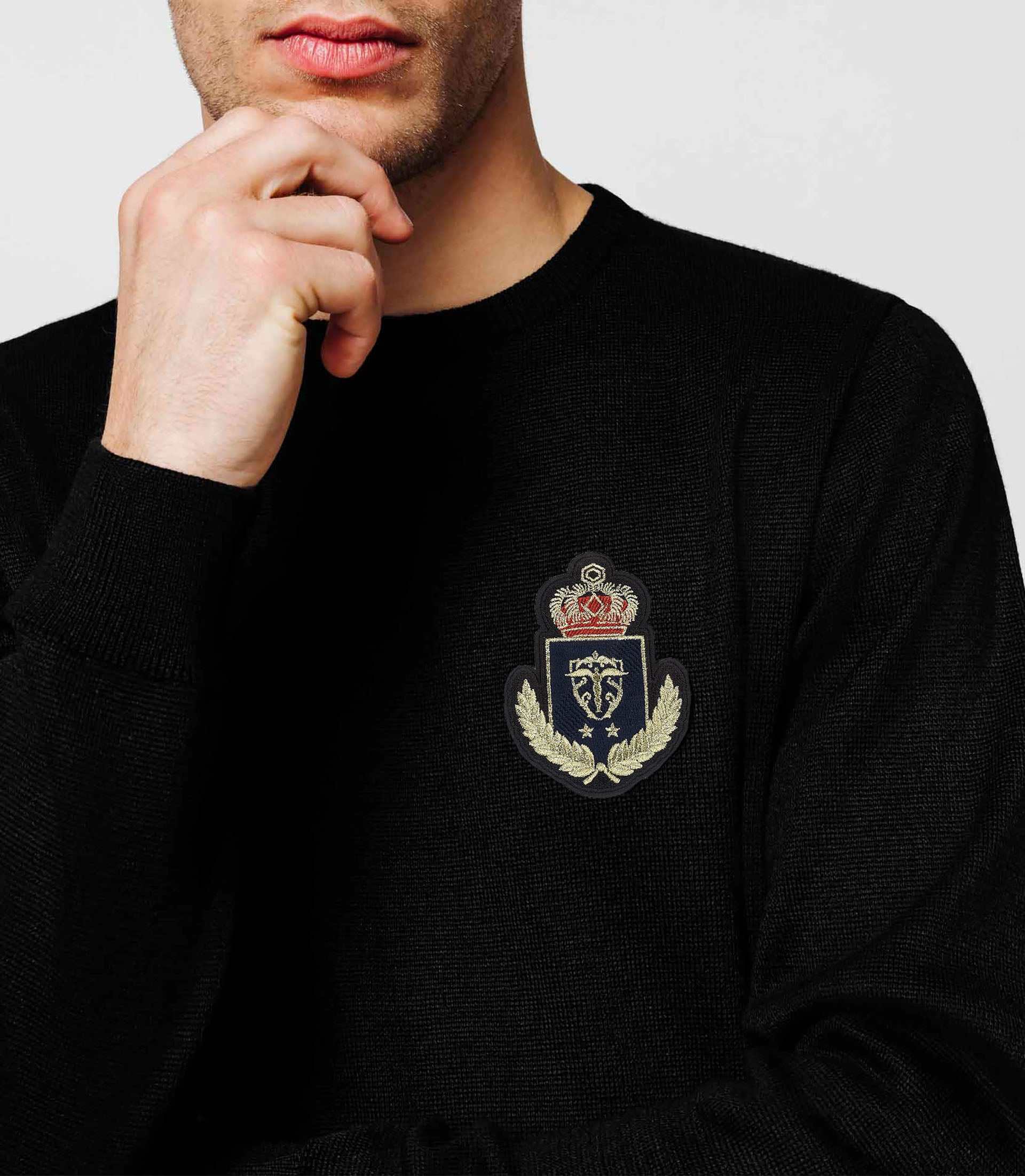 Pull noir blason poitrine