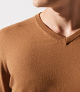 Pull col v rayé camel