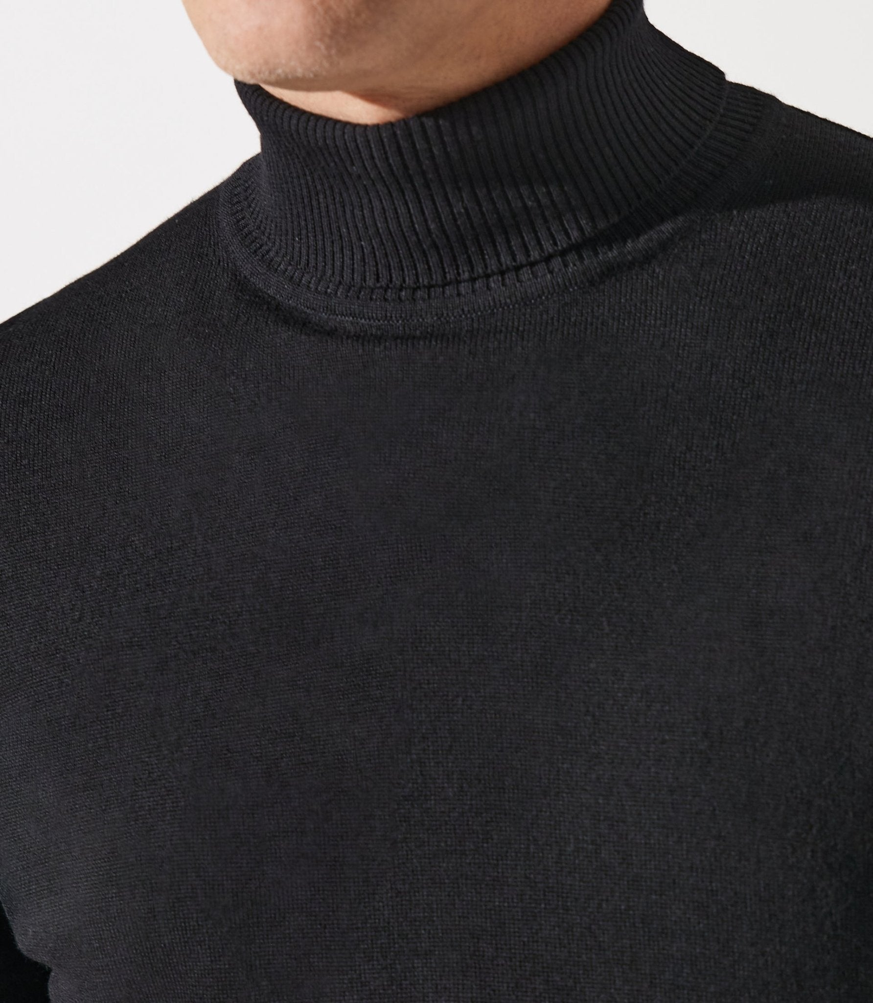 Pull col roulé noir 100% mérinos - IZAC
