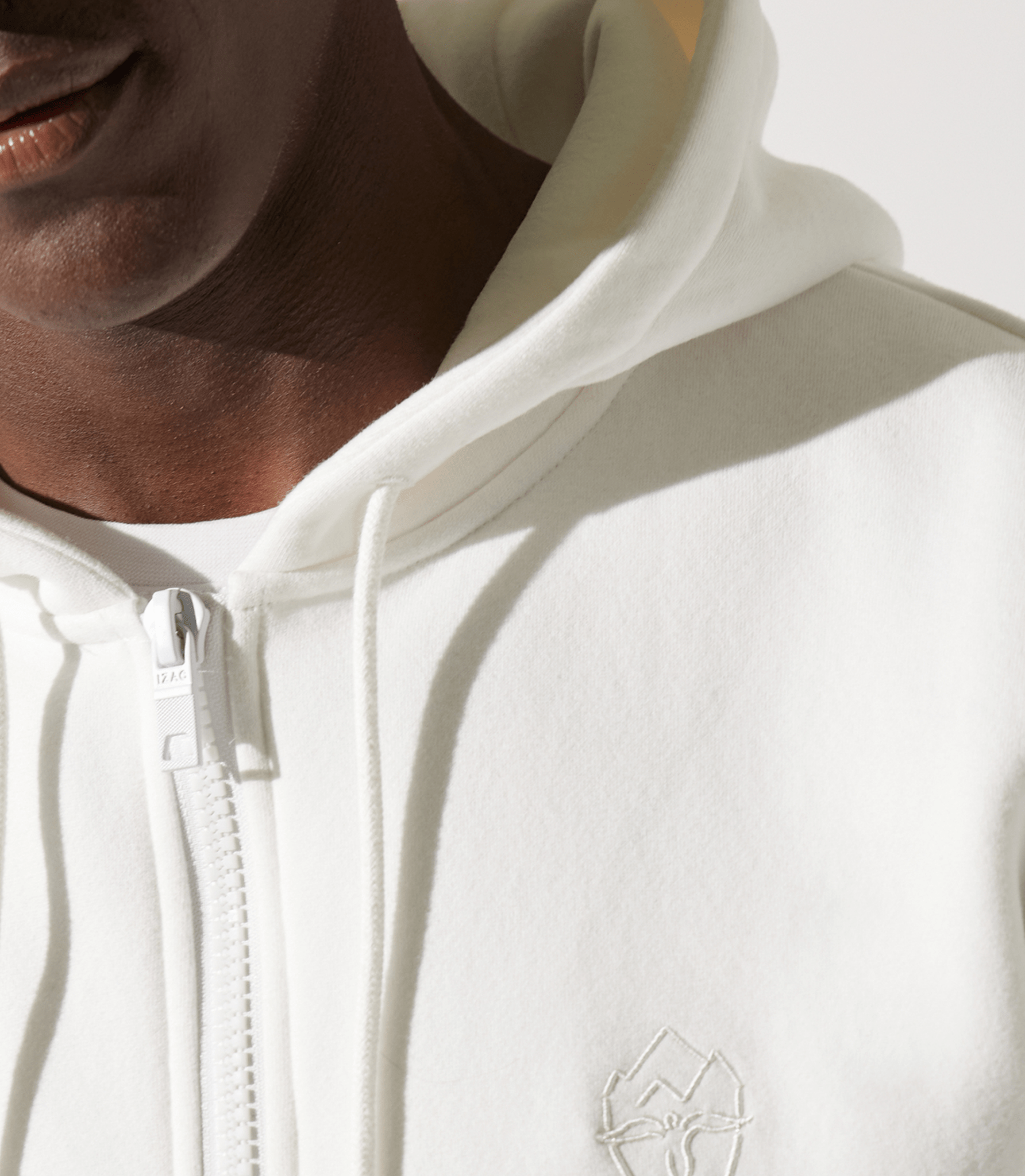 Sweat zippé brodé à capuche beige - IZAC